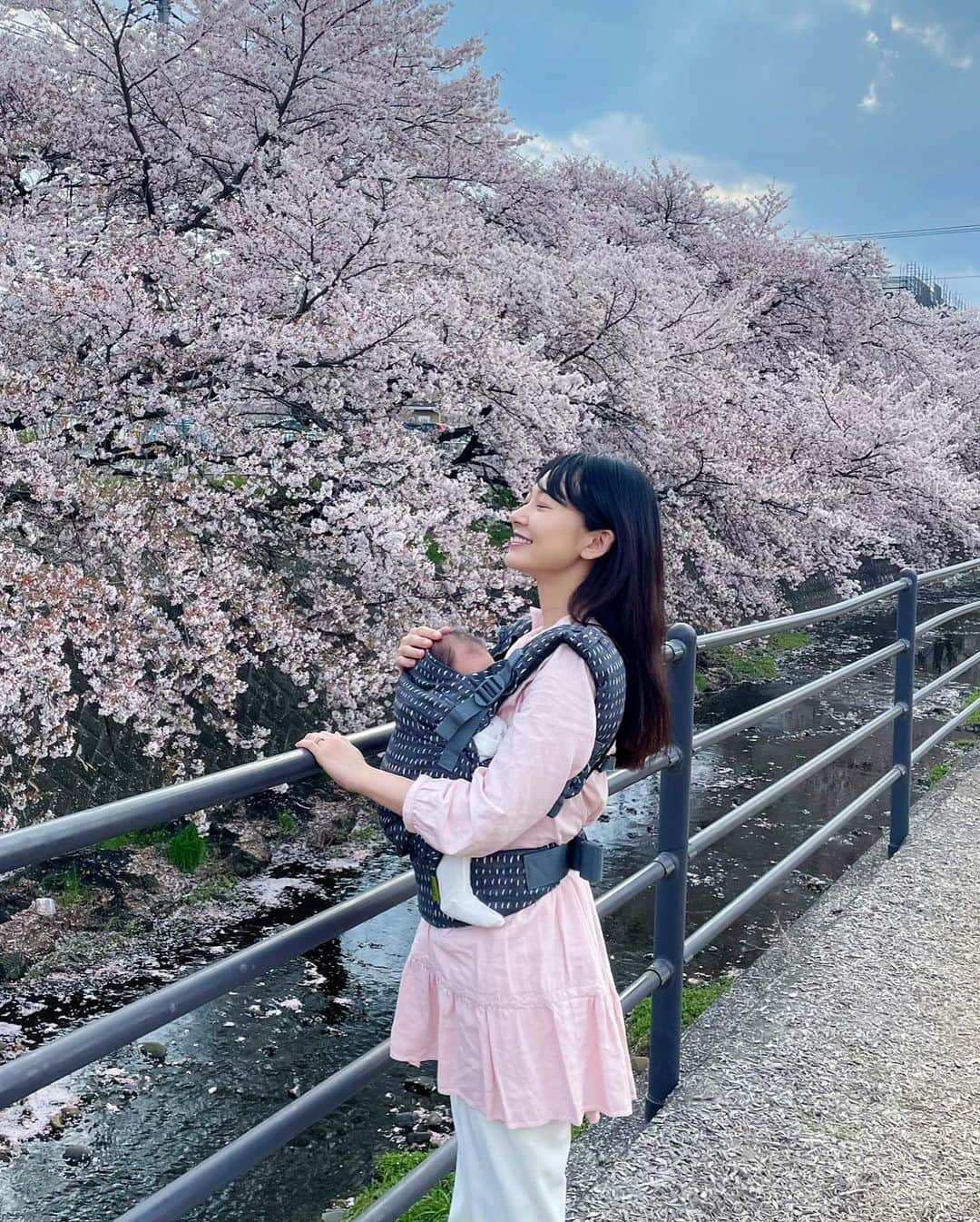 西川瑞希（みずきてぃ）さんのインスタグラム写真 - (西川瑞希（みずきてぃ）Instagram)「桜だよ〜🌸🌸🌸ってお話ししながらお散歩していたらパァーッと大きなお口をあけて今までで1番のにっこにこ笑顔をみせてくれた日//私もたまたま桜色…👚  どこのですか？と質問をいただいていたこの抱っこ紐はいろいろ調べていくつか購入したうちのひとつ。 @bobajapan Boba X  新生児の小さなとき。首も座っていないから心配で、なかなか買ったもののサイズが少しまだ大きいかな？と、合わなかったり、つけるのが難しかったりした中で"サッ"と簡単につけれて、ちゃんと密着感があって、包み込むようなやさしい抱っこができて、持っている中で今の小さな時期にも落ち着いてくれた抱っこ紐。  コットン100%で肌あたりもやさしいのと、小さい赤ちゃんの足も正しくM字の形になってくれるのも安心。  それから普段はしまっておけるフード付きで日中の日除けや、寝ている赤ちゃんの頭のサポート、枕にもなったりうれしいがいっぱい。  これをつけると、静かにキョロキョロと周りをみていたり、…と思ったらすーぐうとうとして寝ちゃいます✨見つけられてよかったぁ！  そして明日からは4月のスタートですね！なんだか4月ってうきうき、わくわく！！  #bobax #baby #mylove #sakura #springfashion #mizukifamily_ #抱っこ紐 #ボバエックス #春コーデ #0歳 #男の子ベビー #男の子ママ #おさんぽ #春 #赤ちゃんのいる生活 #桜 #さくら」3月31日 16時54分 - mizuki_nishikawa_