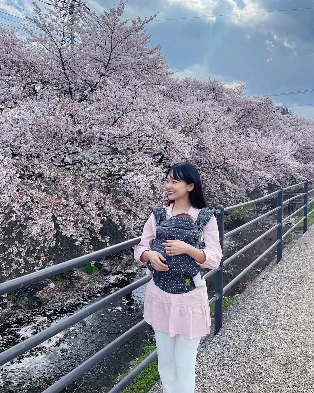 西川瑞希（みずきてぃ）さんのインスタグラム写真 - (西川瑞希（みずきてぃ）Instagram)「桜だよ〜🌸🌸🌸ってお話ししながらお散歩していたらパァーッと大きなお口をあけて今までで1番のにっこにこ笑顔をみせてくれた日//私もたまたま桜色…👚  どこのですか？と質問をいただいていたこの抱っこ紐はいろいろ調べていくつか購入したうちのひとつ。 @bobajapan Boba X  新生児の小さなとき。首も座っていないから心配で、なかなか買ったもののサイズが少しまだ大きいかな？と、合わなかったり、つけるのが難しかったりした中で"サッ"と簡単につけれて、ちゃんと密着感があって、包み込むようなやさしい抱っこができて、持っている中で今の小さな時期にも落ち着いてくれた抱っこ紐。  コットン100%で肌あたりもやさしいのと、小さい赤ちゃんの足も正しくM字の形になってくれるのも安心。  それから普段はしまっておけるフード付きで日中の日除けや、寝ている赤ちゃんの頭のサポート、枕にもなったりうれしいがいっぱい。  これをつけると、静かにキョロキョロと周りをみていたり、…と思ったらすーぐうとうとして寝ちゃいます✨見つけられてよかったぁ！  そして明日からは4月のスタートですね！なんだか4月ってうきうき、わくわく！！  #bobax #baby #mylove #sakura #springfashion #mizukifamily_ #抱っこ紐 #ボバエックス #春コーデ #0歳 #男の子ベビー #男の子ママ #おさんぽ #春 #赤ちゃんのいる生活 #桜 #さくら」3月31日 16時54分 - mizuki_nishikawa_