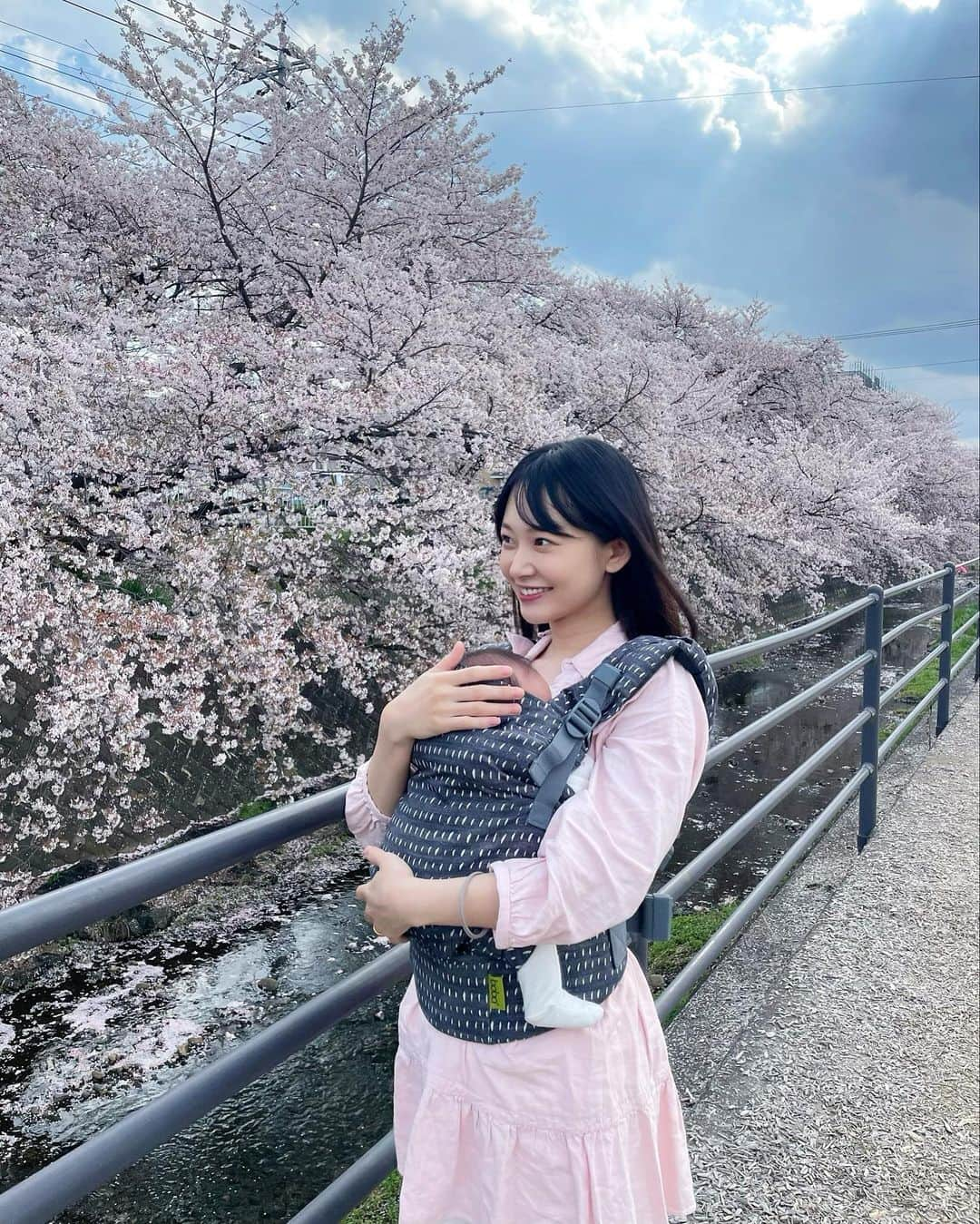 西川瑞希（みずきてぃ）さんのインスタグラム写真 - (西川瑞希（みずきてぃ）Instagram)「桜だよ〜🌸🌸🌸ってお話ししながらお散歩していたらパァーッと大きなお口をあけて今までで1番のにっこにこ笑顔をみせてくれた日//私もたまたま桜色…👚  どこのですか？と質問をいただいていたこの抱っこ紐はいろいろ調べていくつか購入したうちのひとつ。 @bobajapan Boba X  新生児の小さなとき。首も座っていないから心配で、なかなか買ったもののサイズが少しまだ大きいかな？と、合わなかったり、つけるのが難しかったりした中で"サッ"と簡単につけれて、ちゃんと密着感があって、包み込むようなやさしい抱っこができて、持っている中で今の小さな時期にも落ち着いてくれた抱っこ紐。  コットン100%で肌あたりもやさしいのと、小さい赤ちゃんの足も正しくM字の形になってくれるのも安心。  それから普段はしまっておけるフード付きで日中の日除けや、寝ている赤ちゃんの頭のサポート、枕にもなったりうれしいがいっぱい。  これをつけると、静かにキョロキョロと周りをみていたり、…と思ったらすーぐうとうとして寝ちゃいます✨見つけられてよかったぁ！  そして明日からは4月のスタートですね！なんだか4月ってうきうき、わくわく！！  #bobax #baby #mylove #sakura #springfashion #mizukifamily_ #抱っこ紐 #ボバエックス #春コーデ #0歳 #男の子ベビー #男の子ママ #おさんぽ #春 #赤ちゃんのいる生活 #桜 #さくら」3月31日 16時54分 - mizuki_nishikawa_