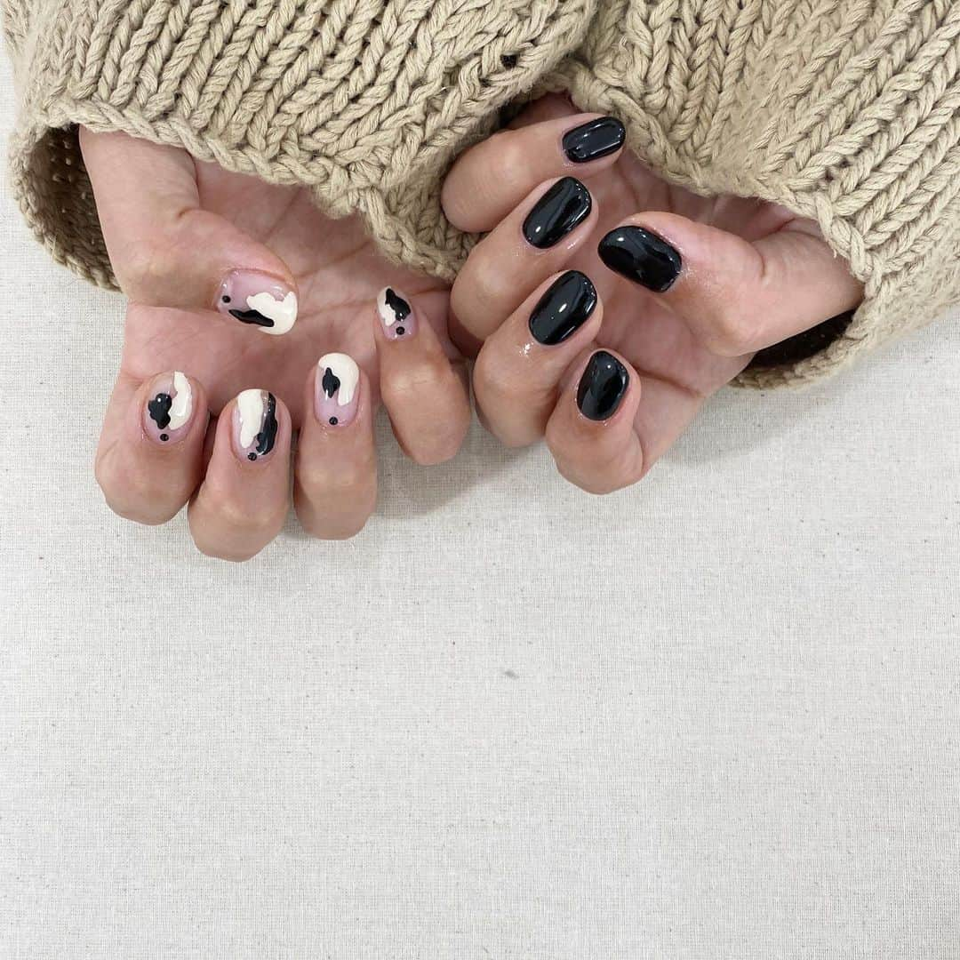 知念美加子さんのインスタグラム写真 - (知念美加子Instagram)「New nail🖤  最近はモノトーンが気分なのね🐄 大人だけど、ちょい癖可愛いニュアンスネイルがお好き🖤  Thank you @nes.nail   #大人ネイル #ニュアンスネイル #大人とは？ #アラフォーネイル #モノトーンネイル #沖縄ネイルサロン #那覇ネイルサロン  @atelier_chinen_kakkokari」3月31日 16時54分 - chinenmikako