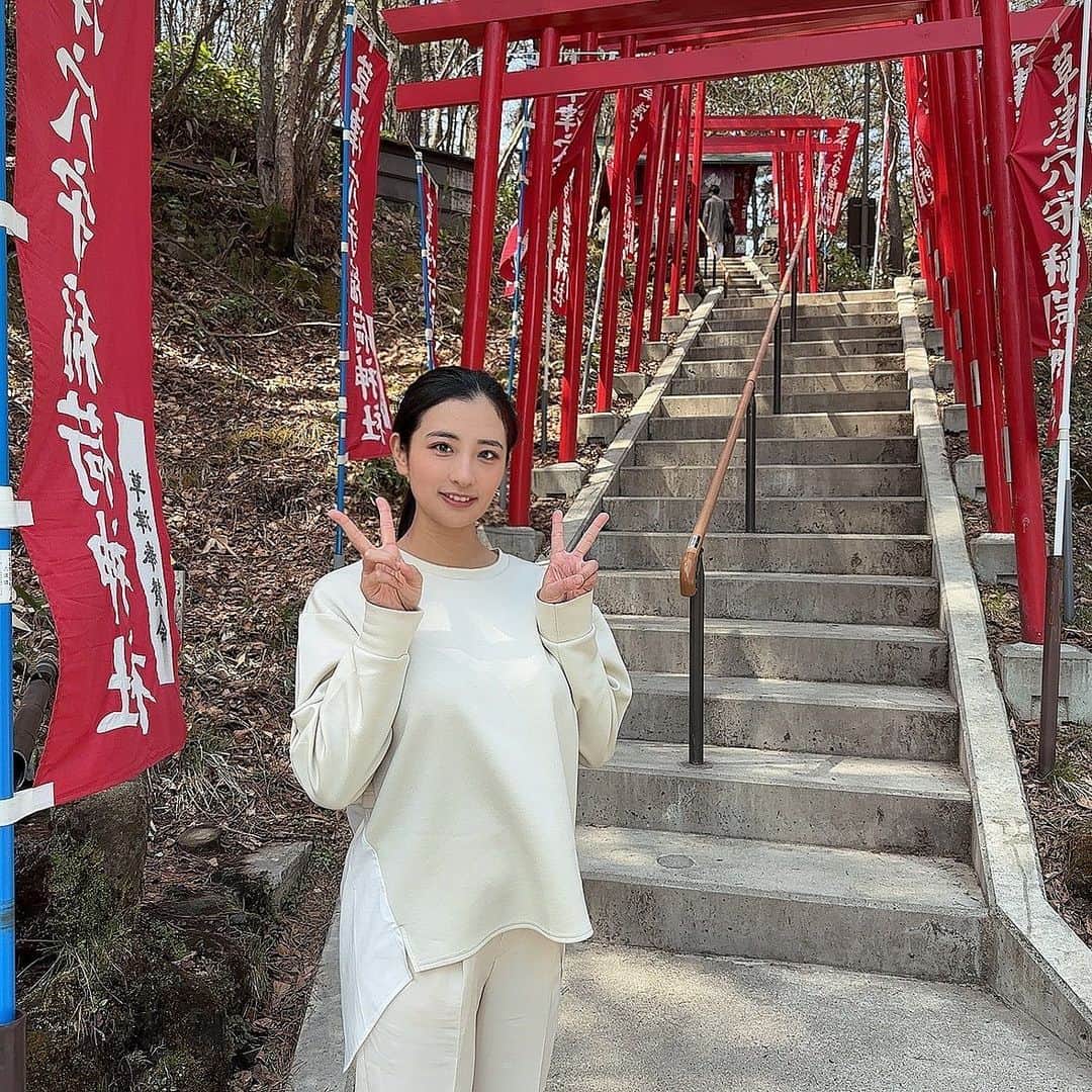 井口眞緒さんのインスタグラム写真 - (井口眞緒Instagram)「翌日の朝も湯畑周辺を観光しました♨️ 昼間の湯畑も迫力あって圧巻✨  食べ歩きのお店とか観光スポットもいっぱいあって楽しかった〜  私は朝食ビュッフェでお腹いっぱいで 全然食べられなかったのがちょっと残念😅 お土産を買って帰りのパーキングの外で食べました🍮  草津は素泊まりで食べ歩きするのがいいのかも！ 次回またくる時は素泊まりでいっぱい食べ歩きしたい🫶🏻  最近は髪型をすごーく悩んでるんだけど 時間がない朝やめんどくさい時は オールバックで一つに結びがち😅 この髪型が楽ちんすぎて 前髪切るか悩んでる要因の一つ でもこれ生活感満載で疲れて見えるよね〜 切った方が若く見えるのはわかってるんだ… でも楽なんだよね、楽😇  急募:生後3ヶ月ママ前髪切るべきか伸ばすべきか  #井口眞緒 #草津温泉 #草津湯畑 #湯畑 #草津穴守稲荷神社 #草津温泉プリン #花いんげん #清月堂 #温泉 #温泉旅行 #草津グルメ」3月31日 16時56分 - iguchi.mao