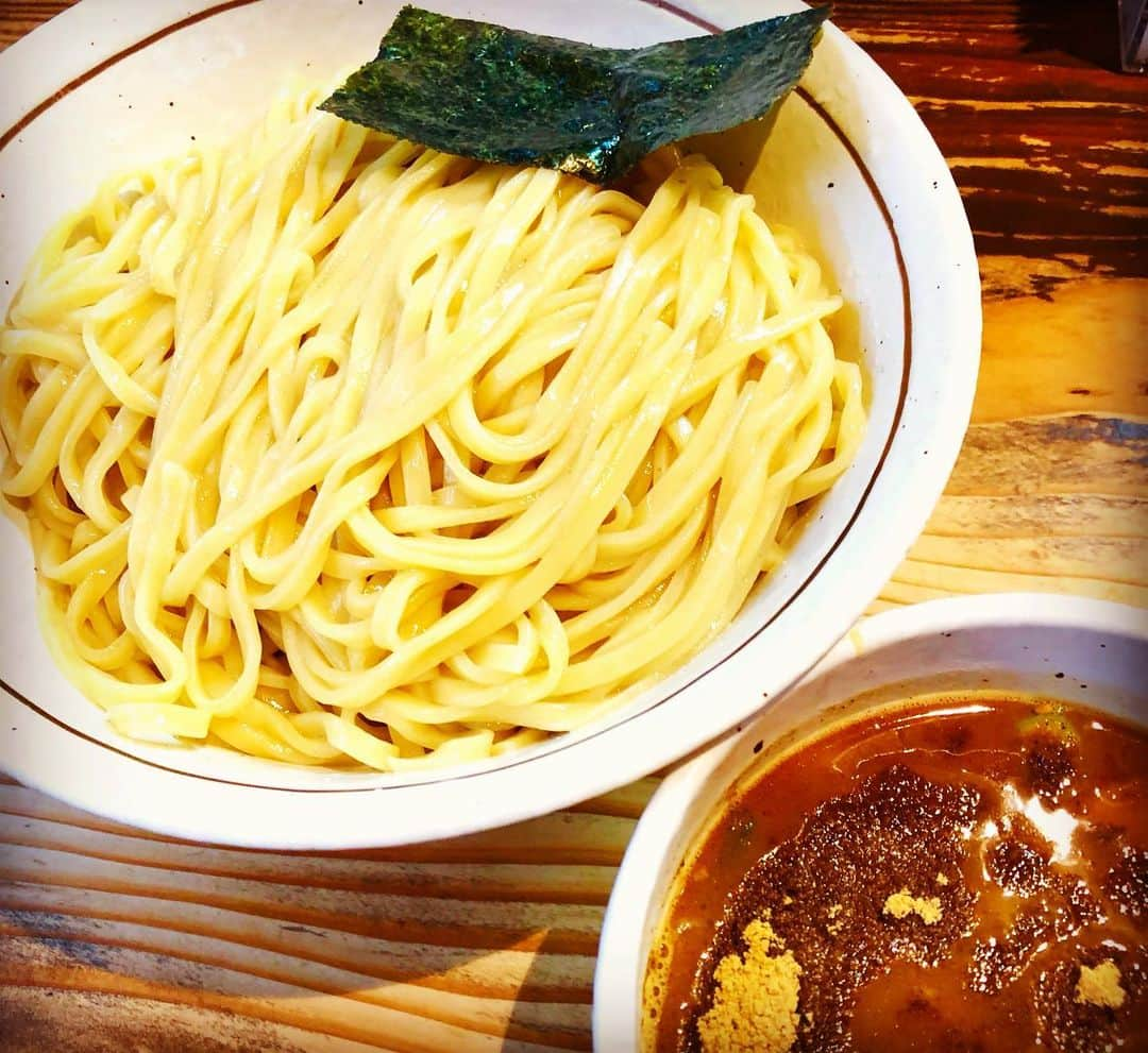 河内孝博さんのインスタグラム写真 - (河内孝博Instagram)「【麺麺活動】“麺増量無料”につられて“中盛り”をオーダーからの“着丼”で“やっちまった”感アリアリの麺量…あ、水切りの“すのこ”あったのね〜♫ 完食&満足〜✨」3月31日 16時56分 - kawachi.t_340gou7dan