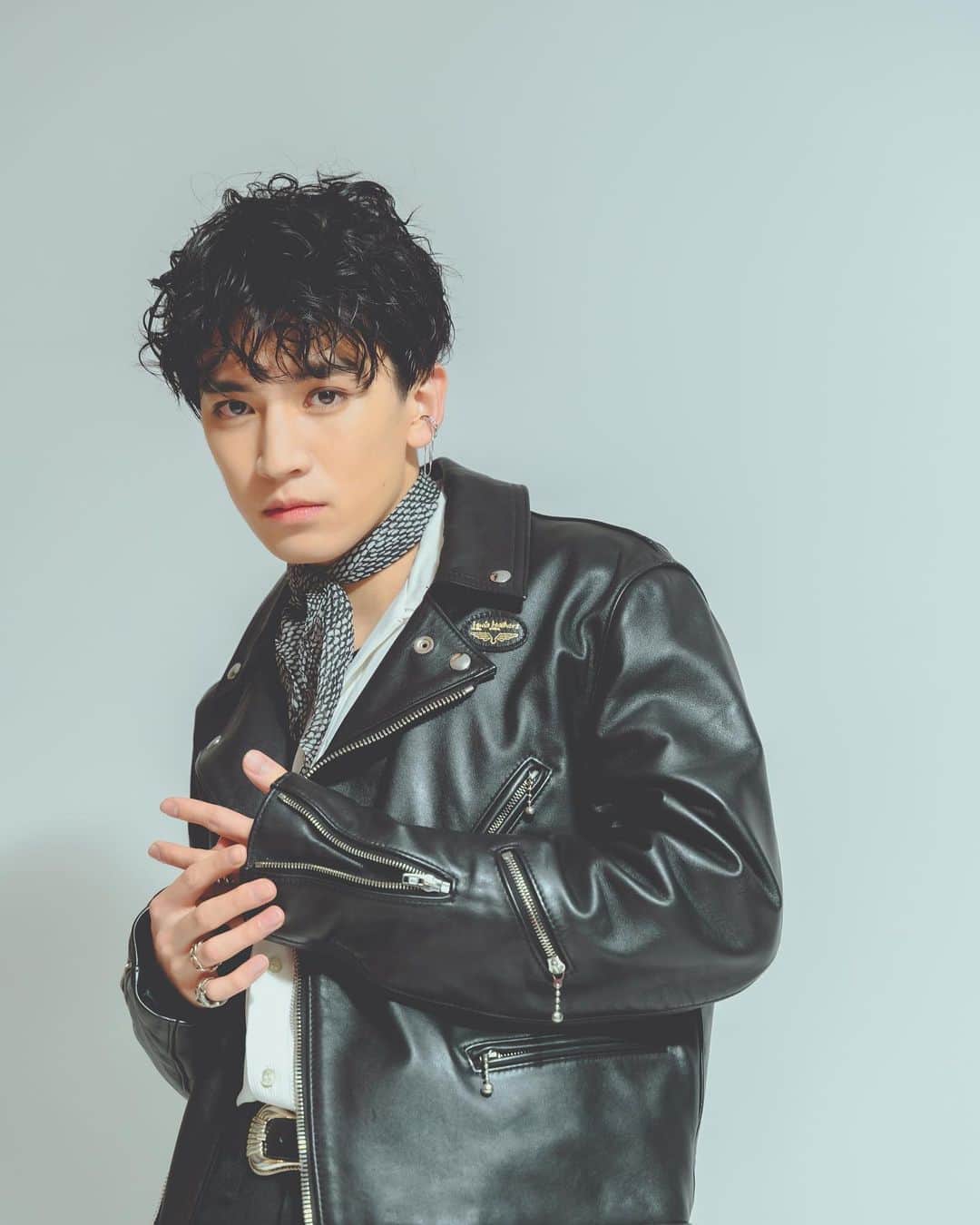 島津見のインスタグラム：「Camera  @rikuyamamoto_photo  Hair & Makeup @leeyoung4848  Style  @meimizumoto  Studio  @phovie_yoyogi_creative  Model  @ken_islands   LEATHER」