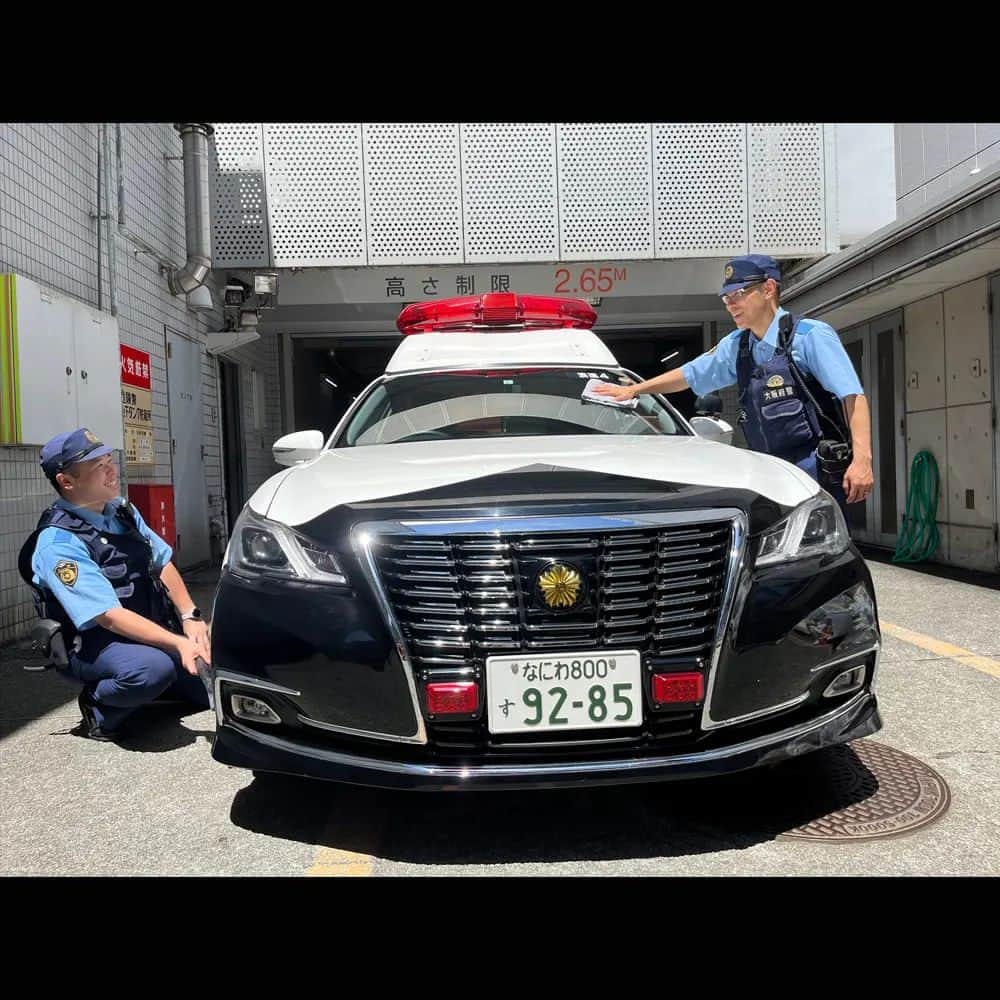 大阪府警察さんのインスタグラム写真 - (大阪府警察Instagram)「【いつものルーティン】 パトカー乗務員は、24時間勤務が明けたら、一緒に頑張ってくれた相棒を感謝の気持ちを込めてピカピカに磨き上げます。  #大阪府警察公式 #大阪府警察 #大阪府警 #府警 #警察 #警察署 #警察官 #おまわりさん #いつものルーティン #パトカー #相棒 #感謝の気持ちを込めて #ピカピカ #磨き上げる #笑顔 #第46回広報用写真コンクール #応募作品」3月31日 17時00分 - fukei_koho