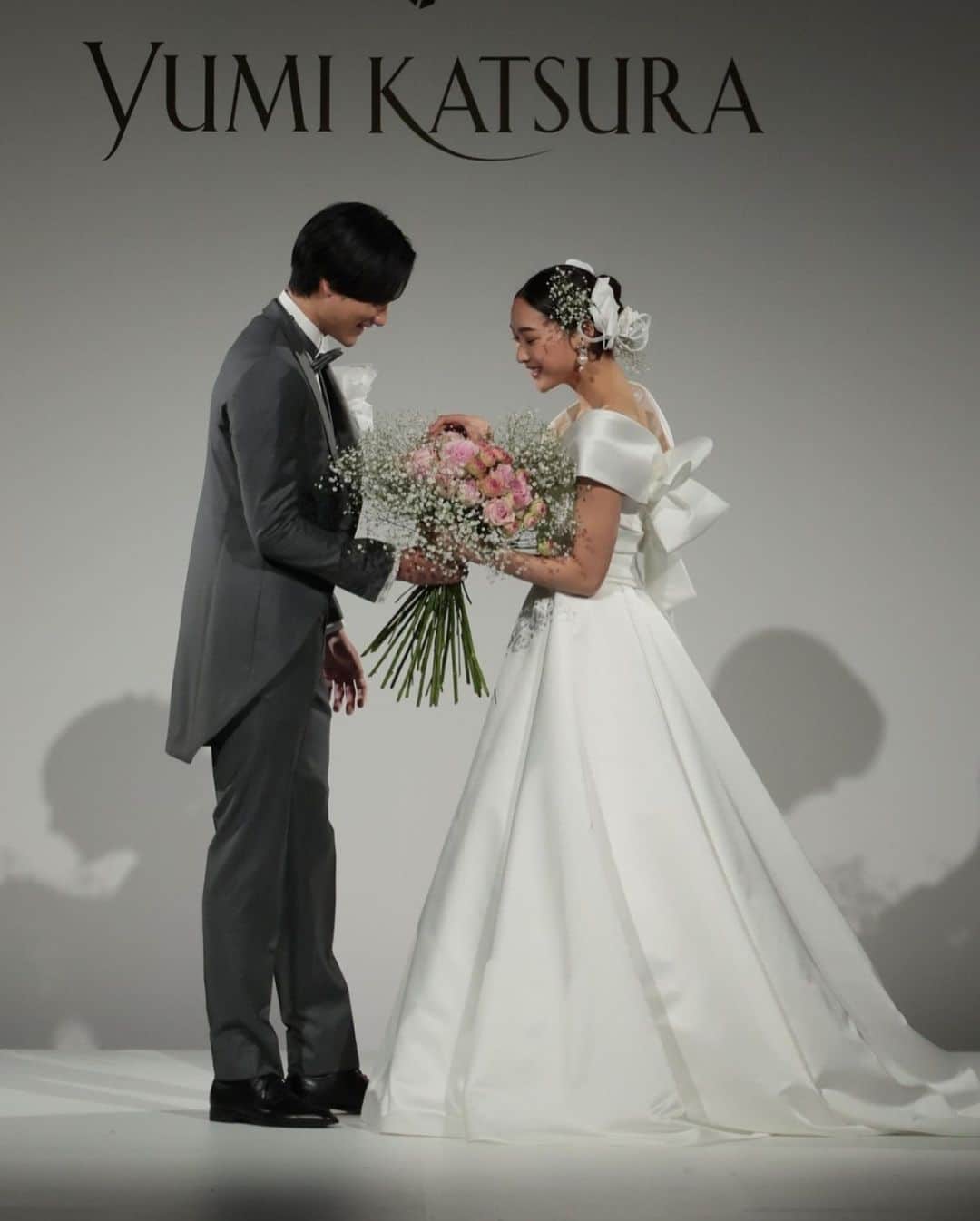 yumikatsuraさんのインスタグラム写真 - (yumikatsuraInstagram)「* 360°美しい花嫁さまを演出するユミカツラのドレスならどんなシーンもエレガントに💍 ⁡ お気に入りの衣装と一緒に おふたりで最高の1日を迎えて♡ ⁡ ＊～＊～＊～＊～＊～＊～＊～＊～＊～＊～＊～＊～＊ ⁡ ショーの模様を特別公開中📸 https://www.yumikatsura.com/newjapanesewedding ⁡ . @yumikatsurajapan  @meiji_kinenkan_official  #ウエディングドレス #ウエディングドレス選び#結婚式ドレス #プレ花嫁𝟤𝟢𝟤3 #運命のドレス #桂由美 #桂由美ドレス #𝗒𝗎𝗆𝗂𝖻𝗋𝗂𝖽𝖾𝗌 #𝗒𝗎𝗆𝗂𝗄𝖺𝗍𝗌𝗎𝗋𝖺 #おしゃれ花嫁 #大人花嫁 #運命の一着 #ファッションショー #ロングトレーン #プリンセスドレス #ウエディングドレス試着」3月31日 17時01分 - yumikatsurajapan