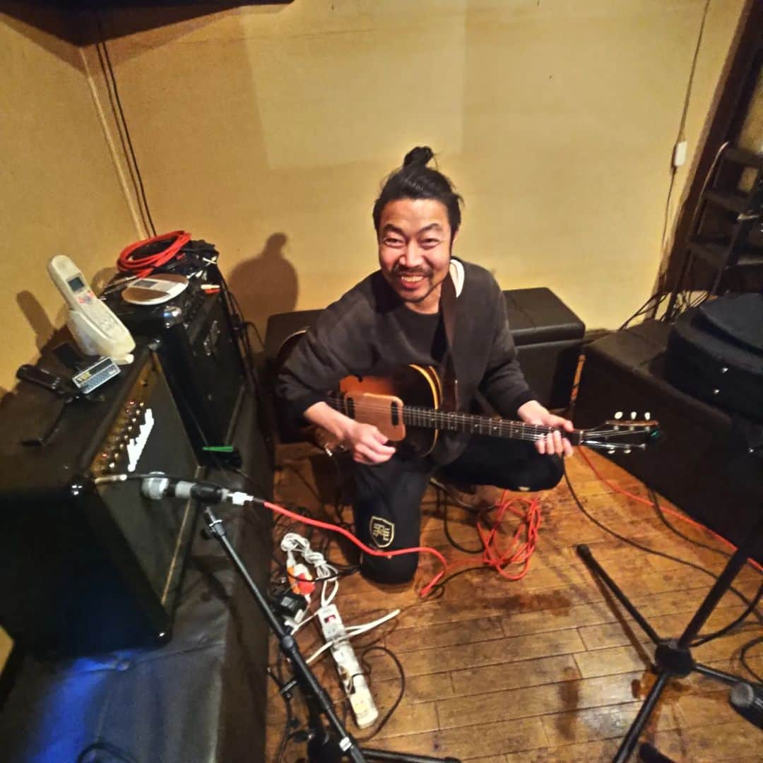 山川のりをのインスタグラム：「今夜は大阪十三の雑葉にて「雑葉おかんの七回忌ライブ」ギターパンダ出演します。18時/19時、3000円+D/3500円+D。共演は伊藤せい子、吉元優作。お近くの方はまだまだ慎重に会いに来てアイニージュー！」