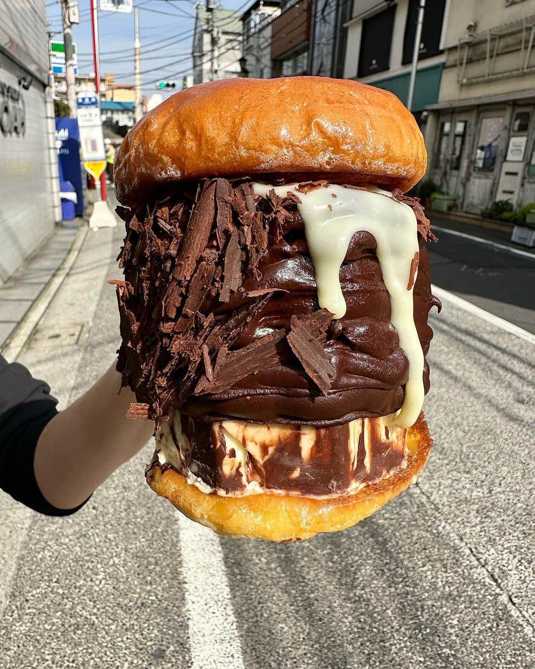 のインスタグラム：「"トロッと" ブラック&ホワイトチョコバーガー！ 🤎🤍🤎🤍🤎🤍🤎🤍🤎🤍  “Chocolate is ground from the beans of happiness."  ほろ苦のブラックチョコレートの中に、とろとろのホワイトチョコレート！  チョコレート好きには、 たまらんです😋😋😋  . . . . .  #ブラックアンドホワイトチョコバーガー #チョコレート  #ホワイトチョコレート  #ブラックアンドホワイト  #chocolate #whitechocolate  #blackwhite #burger  #chocolate  #chocolatecake  #chocolateporn  #chocolat  #cioccolato  #chocola  #巧克力  #ช็อคโกแลต  #초콜릿  #三軒茶屋ランチ  #世田谷線カフェ  #パンスタグラム  #東京カフェ  #三軒茶屋カフェ #三軒茶屋  #パン #三茶カフェ  #三茶 #田園都市線カフェ #コーヒーアンドトースト  #coffeeandtoast #foodie  #foodiegram」