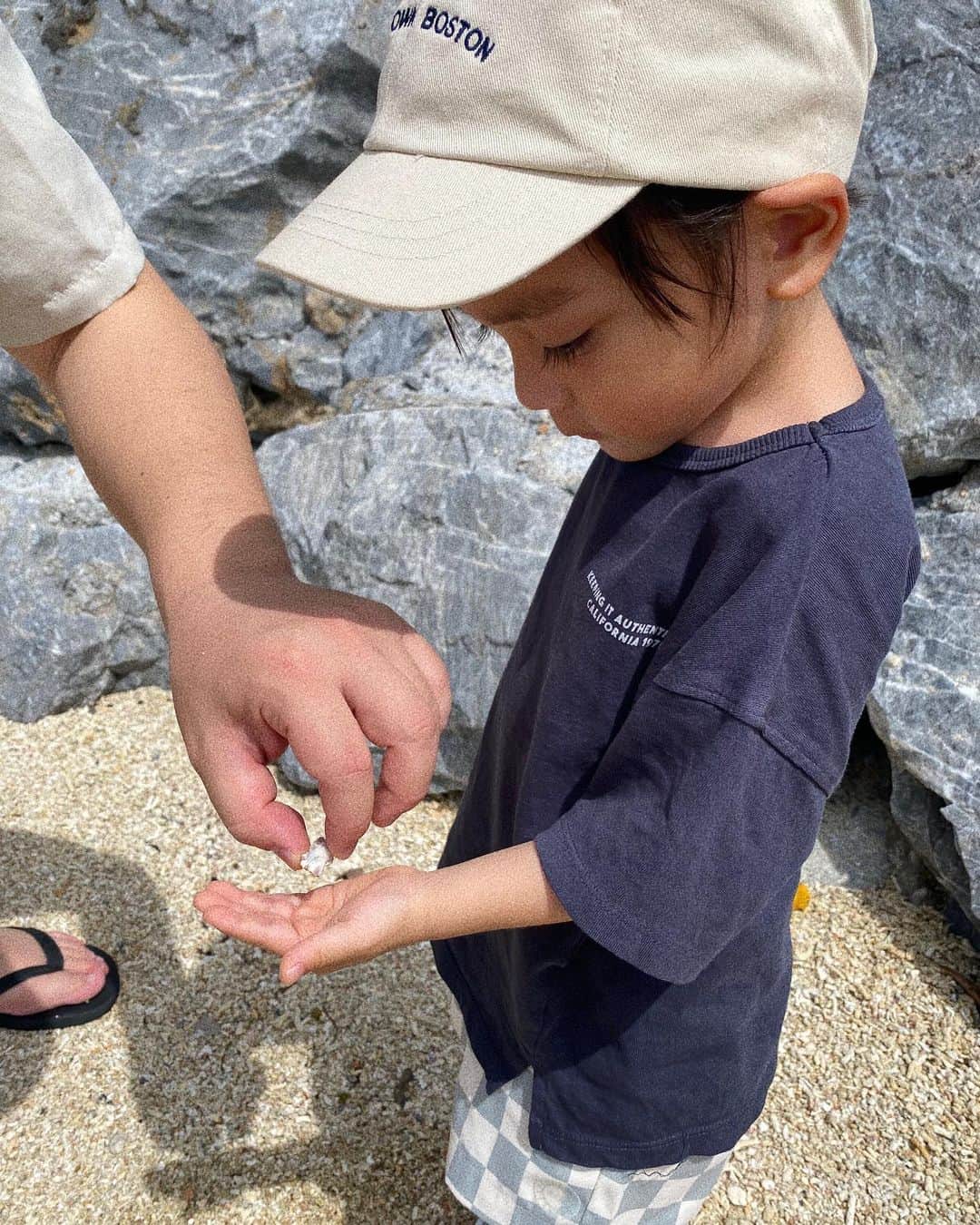 瀬戸サオリのインスタグラム：「ヤドカリ🐚見つけたり ビーチでみんなで散策したり 貝拾ったり最高でした🪸  ヤドカリって 家探し上手すぎて みんないい貝に入ってて 可愛すぎた🥰笑  #沖縄旅行」