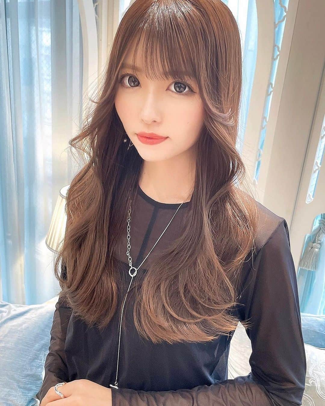 のインスタグラム：「*** ちょっと前の撮影🐈‍⬛🖤⋆͛*͛ * かなりロングになってきたから そろそろ少し切ろうかな🤔‎𓂃 𓈒𓏸 * * * #撮影 #ヘアアレンジ #ヘアスタイル #韓国ファッション #シースルーバング #ぱっつん前髪 #フリーモデル #撮影モデル #サロンモデル #サロンモデル名古屋 #ワンホン #ゆるふわ巻き #淡色女子 #ヘアカラー #浮遊感 #トレンドヘア #サロモ #韓国風ヘア #名古屋サロンモデル #自然光 #インフルエンサー #透明感 #ヘアカタログ #サロンスタイル #名古屋サロモ #韓国ヘア #ままコーデ #ロングヘア #くびれ巻き #プチプラコーディネート」