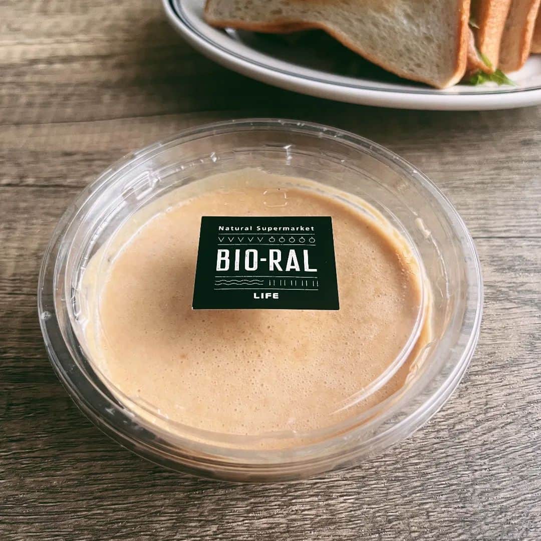 BIO-RAL靭店さんのインスタグラム写真 - (BIO-RAL靭店Instagram)「100%ピーナッツでできた ビオラルのピーナッツバターを使って 豚の生姜焼きとピーナッツバターのサンドを作ってみませんか？😋✨  ビオラルの『ピーナッツバター』は、 原材料に砂糖やバターを一切加えず 無塩のローストピーナッツのみを使用しています🥜  ピーナッツを店頭にある専用の機械に投入するとすぐに砕かれたピーナッツがゆっくりと出てきて完成します♪  すごく濃厚でコクがあり、挽きたての香ばしい香りとピーナッツの自然な甘みがしっかり感じられます✨  今回は豚の生姜焼きとピーナッツバターのサンドを作ってみました🎶  ピーナッツバターと豚肉の相性が良くて 満腹感もあってとても美味しいです🥳💖  ぜひお試しください✨  ••┈┈✼ ••✼••┈┈••✼••┈┈••✼••┈┈••✼••┈┈••✼  ＼ピーナッツバターが合う！／  「豚の生姜焼きとピーナッツバターのサンド」  ⭕材料⭕  ・パン…２枚（厚さはお好みで） ・豚肉薄切り（ロース肉などお好みで）…約100g ・ビオラルのピーナッツバター…適量  【A】★市販の生姜焼きのタレでも可 ・醤油…大さじ２ ・料理酒…大さじ２ ・みりん…大さじ２ ・しょうがチューブ…約2cm分  ⭕作り方⭕  ①Aを混ぜ合わせたものに豚肉を漬け込む （10分以上。冷蔵庫で一晩でも可）  ②パン２枚とも片面にピーナッツバターをたっぷり塗り、トースターで焼く  ③豚肉を炒める  ④焼いたパンに豚肉とレタスを挟む  ⑤２等分にカットする 完成です！👏  ••┈┈✼ ••✼••┈┈••✼••┈┈••✼••┈┈••✼••┈┈••✼  ⭕おすすめ品⭕ ビオラル　 ピーナッツバター 大：１カップ150g／本体価格298円  ※価格は定番価格となりますので店頭表示価格と 異なる場合がございますがご了承ください🙏💦  皆さまの気になる商品は何ですか？♪ ビオラルで「買ってみました！」「試してみました！」など @bioral_west のタグをつけて教えてくださいね😊🍀  #プライベートブランド #ピーナッツバター #無糖ピーナッツバター #簡単レシピ #豚の生姜焼き #トーストアレンジ　#トーストレシピ #トースト #bioral #ビオラル #ビオラル靭店 #ビオラルエキマルシェ大阪店 #ライフ #ライフコーポレーション #ナチュラルスーパーマーケット #大阪スーパー #阿波座 #靭公園 #utsubopark #エキマルシェ大阪 #エキマルシェ #梅田 #大阪 #umeda #osaka #osakastation」3月31日 17時19分 - bioral_west