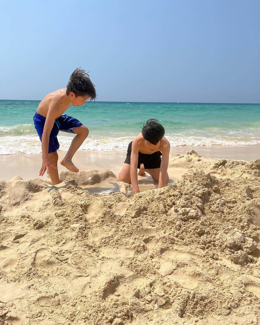 森田麻恵さんのインスタグラム写真 - (森田麻恵Instagram)「宮古島の海。  ドライブしながらいろんなビーチに行ってみたけど、どこもほんとに美しくて！ 息子たちは、ちょっと足をつけてみるって言っててもすぐびしょ濡れw  新城では、家族でシュノーケルしました。 こんなに近くで海ガメと並んで一緒に泳げたのは初めてで嬉しかった🐢❤︎  #宮古島　#宮古島旅行　 #ビーチ #シュノーケリング  #兄弟　#春休み　#家族旅行 #trip #familytrip #beach #sons」3月31日 17時23分 - morita_mae