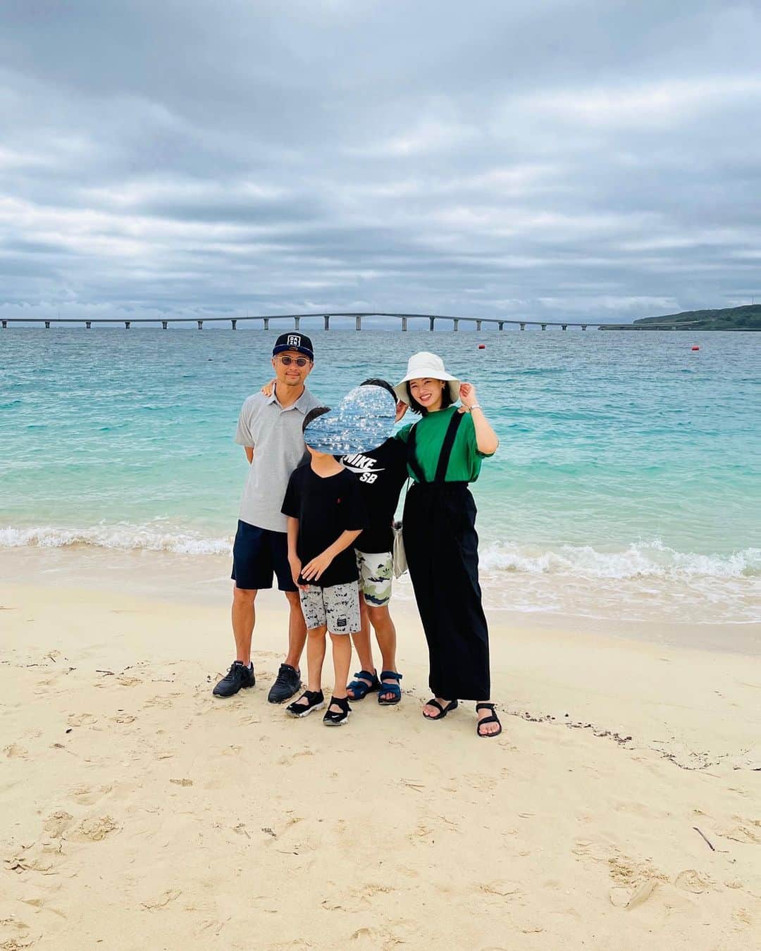 森田麻恵さんのインスタグラム写真 - (森田麻恵Instagram)「宮古島の海。  ドライブしながらいろんなビーチに行ってみたけど、どこもほんとに美しくて！ 息子たちは、ちょっと足をつけてみるって言っててもすぐびしょ濡れw  新城では、家族でシュノーケルしました。 こんなに近くで海ガメと並んで一緒に泳げたのは初めてで嬉しかった🐢❤︎  #宮古島　#宮古島旅行　 #ビーチ #シュノーケリング  #兄弟　#春休み　#家族旅行 #trip #familytrip #beach #sons」3月31日 17時23分 - morita_mae