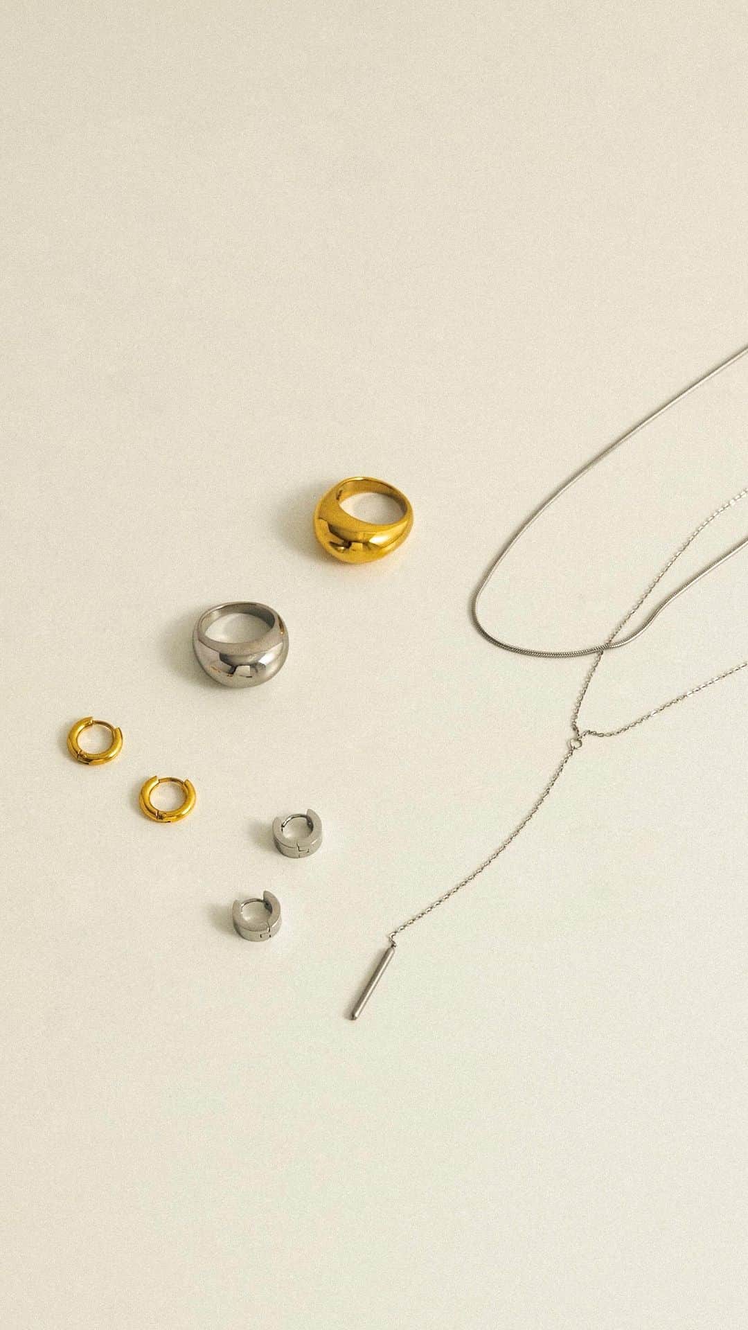 のインスタグラム：「[surgical stainless series]  サージカルステンレス=316L素材のアクセサリーがSMELLYに登場。  お風呂など水に触れるシーンでの着用でも腐食に強く、錆びにくい、金属アレルギーに対応した素材なので、気兼ねなく着用できるのが嬉しいポイント。  ぜひチェックしてみてください◎  #smellyip#accessories #pierce#earring#necklace#ring #surgicalstainlesssteel」