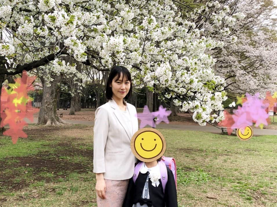 中嶋佳子さんのインスタグラム写真 - (中嶋佳子Instagram)「娘は今日で保育園が終わり、来週から小学生になります。産まれてから小学生になるまでこんなに早く感じるなんて…。娘はワクワク、親はドキドキですが笑 こうして成長していく門出を寂しいながらも笑顔で背中を押していける母親になれますように… . 隅田川クルージングにも行って、スカイツリーと桜のコラボに酔いしれた🌸 . #中嶋佳子 #女優 #役者 #actor @yoshiko_world #japaneseactors  #男の子ママ #女の子ママ #姉弟ママ #娘と #スカイツリー #桜 #お花見 #小学生 #しんいちねんせい #おめでとう #新一年生 #すみだがわ #隅田川 #クルージング」3月31日 17時26分 - yoshiko.nakashima