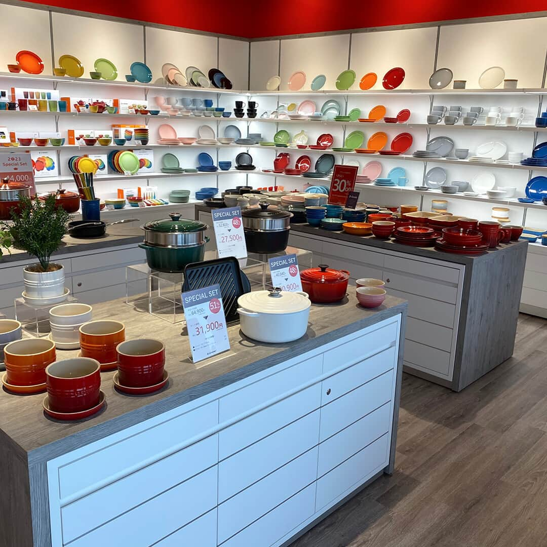 Le Creuset Japon　ル・クルーゼ ジャポンさんのインスタグラム写真 - (Le Creuset Japon　ル・クルーゼ ジャポンInstagram)「【移転リニューアルオープン】 4月1日(土)より、土岐プレミアム・アウトレット店が移転リニューアルオープンいたします。  新しい店内には、定番のお鍋やストーンウェアはもちろん、新入荷のプランターやピンチボールなど、生活を彩る素敵なアイテムをご用意しております。 また、P1駐車場から近いため、より快適にお買い物をお楽しみいただけます！  ＼リニューアルオープン記念／ 15,000円(税込)以上お買い上げのお客様に「ル・クルーゼ 折り畳み式トートバッグ」を1点プレゼントいたします。 ※なくなり次第終了とさせていただきます。  ■ Information ■ ル・クルーゼ 土岐プレミアム・アウトレット店 〒509-5127 岐阜県土岐市土岐ヶ丘1-2  325区  皆さまのご来店を心よりお待ちしております。  #ルクルーゼ #lecreuset #ルクルーゼのある暮らし  #ルクルーゼごはん #テーブルウェア #キッチンウェア #キッチングラム #ルクルーゼのある生活 #ルクルーゼのある食卓 #食卓 #食卓グラム #キッチンツール   #土岐プレミアムアウトレット #土岐アウトレット #土岐市 #土岐 #岐阜 #岐阜県」3月31日 18時45分 - lecreusetjapon