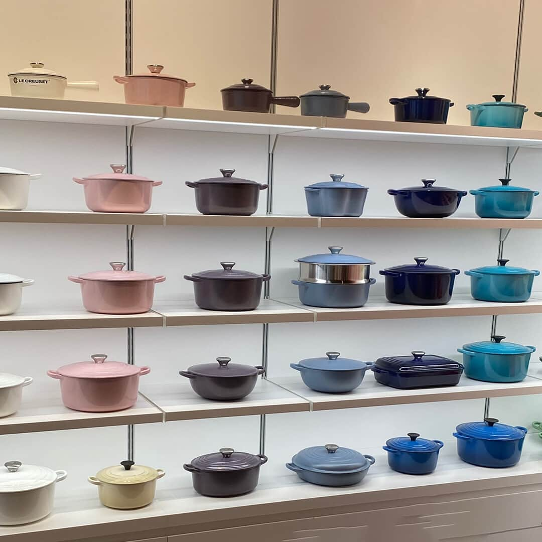 Le Creuset Japon　ル・クルーゼ ジャポンさんのインスタグラム写真 - (Le Creuset Japon　ル・クルーゼ ジャポンInstagram)「【移転リニューアルオープン】 4月1日(土)より、土岐プレミアム・アウトレット店が移転リニューアルオープンいたします。  新しい店内には、定番のお鍋やストーンウェアはもちろん、新入荷のプランターやピンチボールなど、生活を彩る素敵なアイテムをご用意しております。 また、P1駐車場から近いため、より快適にお買い物をお楽しみいただけます！  ＼リニューアルオープン記念／ 15,000円(税込)以上お買い上げのお客様に「ル・クルーゼ 折り畳み式トートバッグ」を1点プレゼントいたします。 ※なくなり次第終了とさせていただきます。  ■ Information ■ ル・クルーゼ 土岐プレミアム・アウトレット店 〒509-5127 岐阜県土岐市土岐ヶ丘1-2  325区  皆さまのご来店を心よりお待ちしております。  #ルクルーゼ #lecreuset #ルクルーゼのある暮らし  #ルクルーゼごはん #テーブルウェア #キッチンウェア #キッチングラム #ルクルーゼのある生活 #ルクルーゼのある食卓 #食卓 #食卓グラム #キッチンツール   #土岐プレミアムアウトレット #土岐アウトレット #土岐市 #土岐 #岐阜 #岐阜県」3月31日 18時45分 - lecreusetjapon