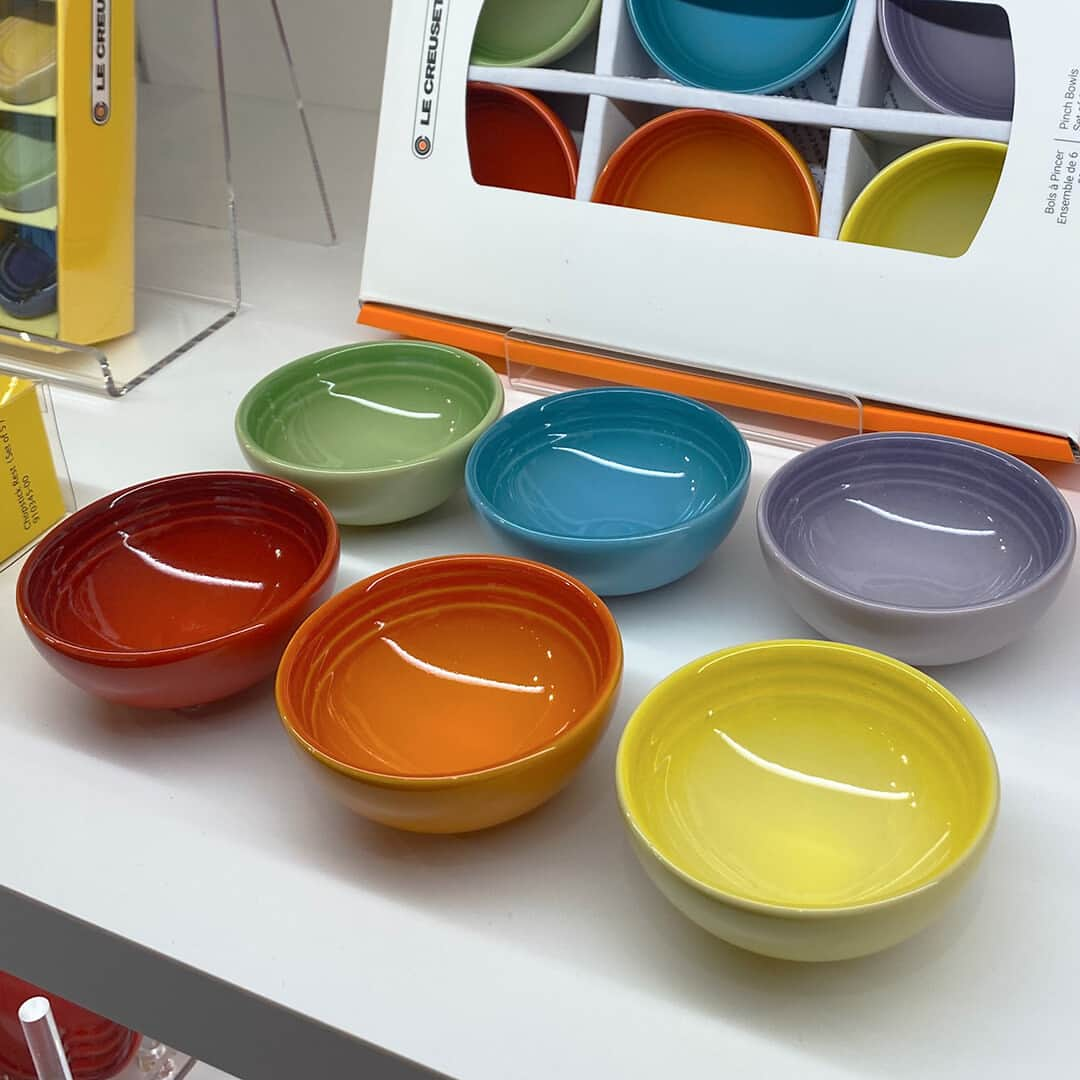 Le Creuset Japon　ル・クルーゼ ジャポンさんのインスタグラム写真 - (Le Creuset Japon　ル・クルーゼ ジャポンInstagram)「【移転リニューアルオープン】 4月1日(土)より、土岐プレミアム・アウトレット店が移転リニューアルオープンいたします。  新しい店内には、定番のお鍋やストーンウェアはもちろん、新入荷のプランターやピンチボールなど、生活を彩る素敵なアイテムをご用意しております。 また、P1駐車場から近いため、より快適にお買い物をお楽しみいただけます！  ＼リニューアルオープン記念／ 15,000円(税込)以上お買い上げのお客様に「ル・クルーゼ 折り畳み式トートバッグ」を1点プレゼントいたします。 ※なくなり次第終了とさせていただきます。  ■ Information ■ ル・クルーゼ 土岐プレミアム・アウトレット店 〒509-5127 岐阜県土岐市土岐ヶ丘1-2  325区  皆さまのご来店を心よりお待ちしております。  #ルクルーゼ #lecreuset #ルクルーゼのある暮らし  #ルクルーゼごはん #テーブルウェア #キッチンウェア #キッチングラム #ルクルーゼのある生活 #ルクルーゼのある食卓 #食卓 #食卓グラム #キッチンツール   #土岐プレミアムアウトレット #土岐アウトレット #土岐市 #土岐 #岐阜 #岐阜県」3月31日 18時45分 - lecreusetjapon