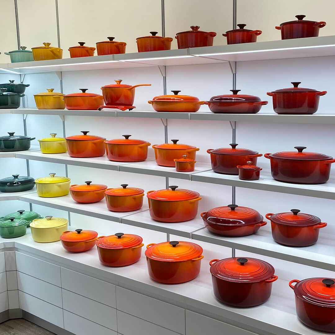 Le Creuset Japon　ル・クルーゼ ジャポンさんのインスタグラム写真 - (Le Creuset Japon　ル・クルーゼ ジャポンInstagram)「【移転リニューアルオープン】 4月1日(土)より、土岐プレミアム・アウトレット店が移転リニューアルオープンいたします。  新しい店内には、定番のお鍋やストーンウェアはもちろん、新入荷のプランターやピンチボールなど、生活を彩る素敵なアイテムをご用意しております。 また、P1駐車場から近いため、より快適にお買い物をお楽しみいただけます！  ＼リニューアルオープン記念／ 15,000円(税込)以上お買い上げのお客様に「ル・クルーゼ 折り畳み式トートバッグ」を1点プレゼントいたします。 ※なくなり次第終了とさせていただきます。  ■ Information ■ ル・クルーゼ 土岐プレミアム・アウトレット店 〒509-5127 岐阜県土岐市土岐ヶ丘1-2  325区  皆さまのご来店を心よりお待ちしております。  #ルクルーゼ #lecreuset #ルクルーゼのある暮らし  #ルクルーゼごはん #テーブルウェア #キッチンウェア #キッチングラム #ルクルーゼのある生活 #ルクルーゼのある食卓 #食卓 #食卓グラム #キッチンツール   #土岐プレミアムアウトレット #土岐アウトレット #土岐市 #土岐 #岐阜 #岐阜県」3月31日 18時45分 - lecreusetjapon