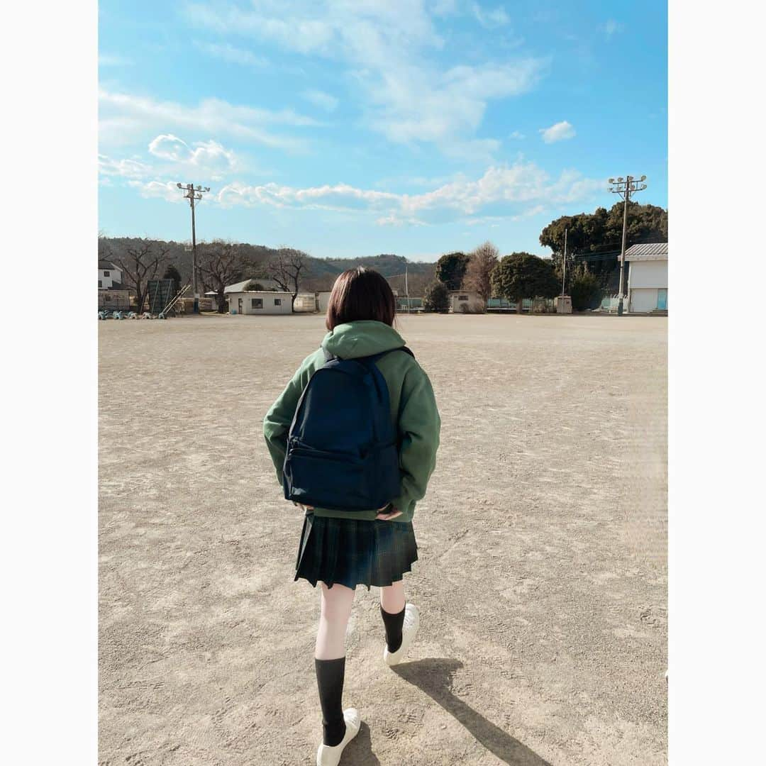 三野宮鈴さんのインスタグラム写真 - (三野宮鈴Instagram)「🏫🌸  ヤンマガWeb卒業グラビア公開されました➰.ᐟ  今回は制服を着ていつも通ってた 学校でのグラビアなので非日常でした🤭  ハイライトにリンクあるます┏○ 無料版有料版あるので是非ご覧ください💤  #ヤングマガジン #ミスマガジン  #ヤンマガ #ミスマガ」3月31日 17時31分 - suzuchan.1