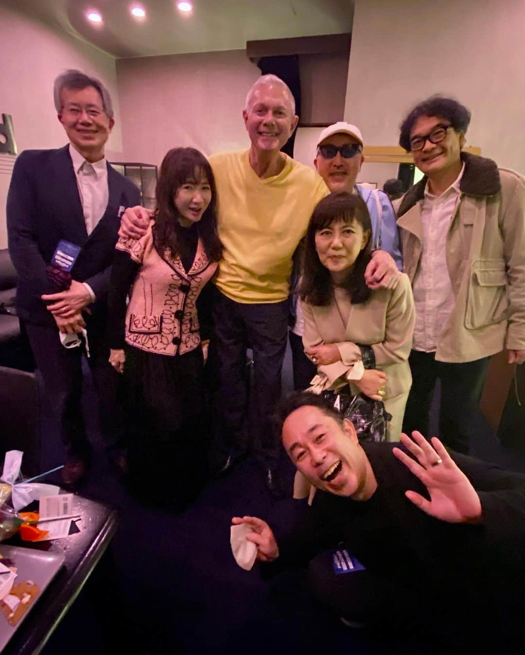 平松愛理さんのインスタグラム写真 - (平松愛理Instagram)「⁡ リチャードカーペンター 😀atビルボードライブ東京!!!!✨🎉 ⁡ とうとう本物にお会いできてしまいました！ ど緊張の私は "初めまして"という言葉さえ忘れ ただただ見惚れてしまい 少し経ってやっとご挨拶できた有り様で… ⁡ MCトークのほっとんどが、 一年間カーペンターズを深掘りしてきただけあって、はいーそのお話!!って状態。どなたかのコンサートを観ていて こういうのは初めてですね。 これはNHKラジオ第一『ディスカバー・カーペンターズ』で勝手に寄り添い続けた結果、ファンという位置を超えた何かを感じました。 小さい頃からすごーーーくよく知ってるけど手の届かない隣のお兄さんとお姉さん、、みたいな。違うか！ ⁡ 4/2(日)13:05からのNHKラジオのファイナル生放送のゲストとして｢番組でお待ちしています｣と通訳の方に伝えていただきました!!!!!  2枚目の写真はリチャードを囲んで右から、森俊之さん、根岸孝旨さん、矢口清治さん、そしてNHKラジオのスタッフの皆さんで✨👍 ⁡ そして あと少しになりましたがリチャードの日本公演、東京と横浜まだありますよー まだの方は是非😀↓ ⁡ https://www.musiclifeclub.com/news/20221202_03.html ⁡ ⁡ #リチャードカーペンター #カレンカーペンター #カーペンターズ #ビルボードライブ東京 #ビルボードライブ横浜 #ディスカバーカーペンターズ #森俊之 #矢口清治 #根岸孝旨 #平松愛理 #NHKラジオ第一」3月31日 17時42分 - hiramatsu_eri