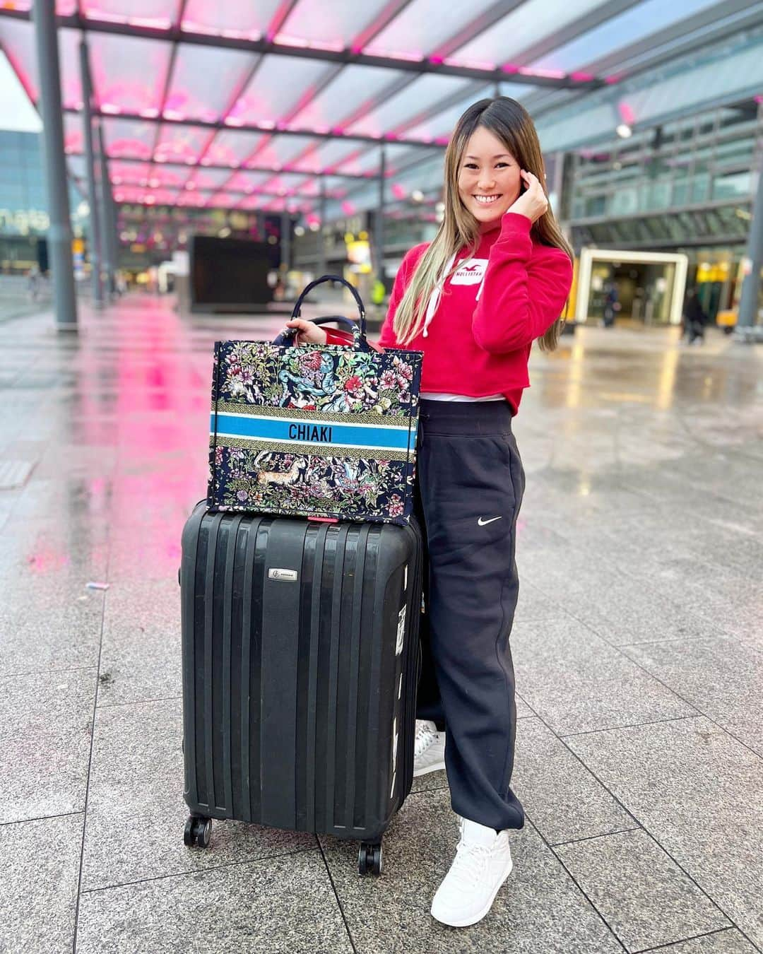 Chiakiのインスタグラム：「So happy to go to Japan again! 🇯🇵✈️ 飛行機の中で思いっきり休むため、最近は毎回ラフな格好で飛行機乗っています🙈💚」