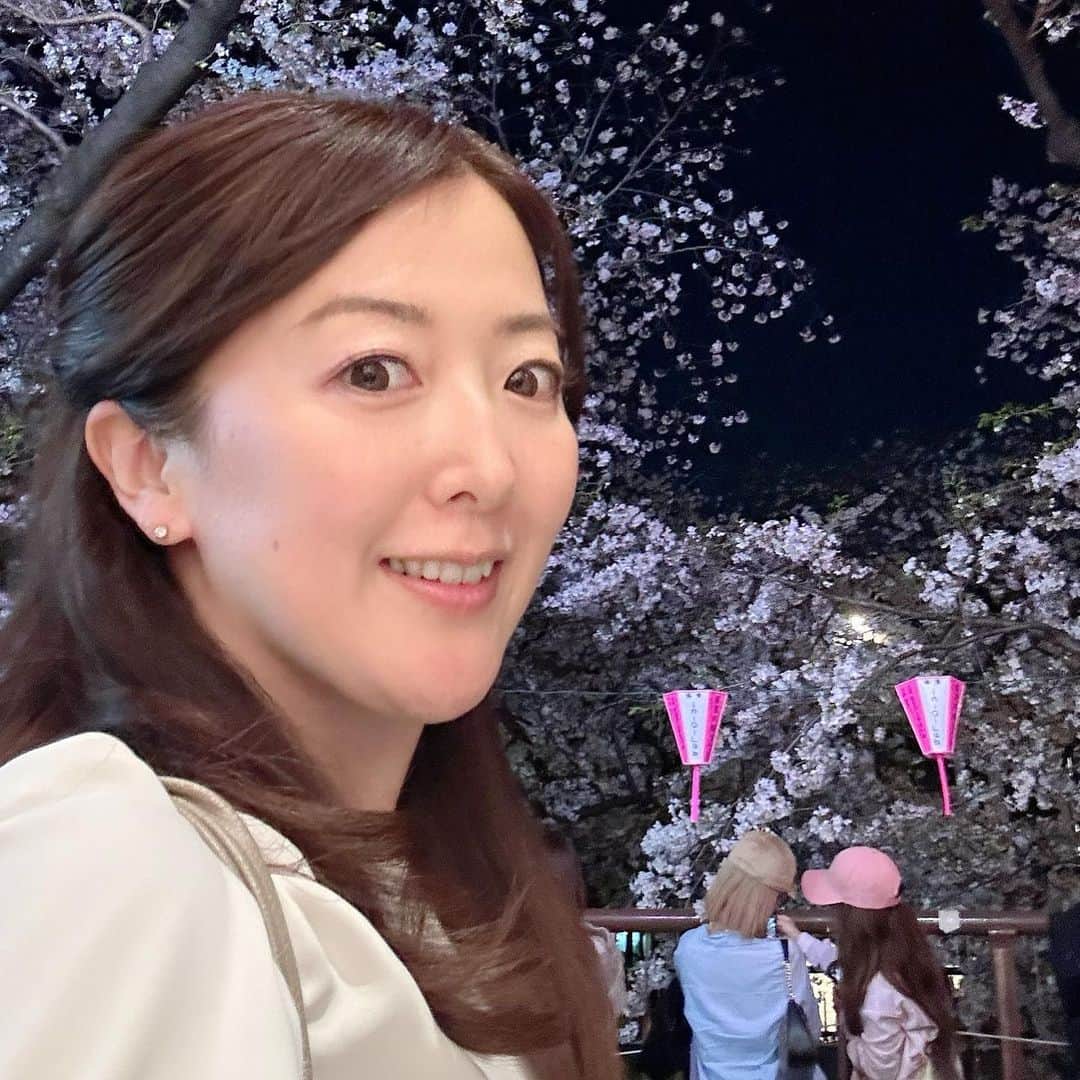 前田真里のインスタグラム：「気づいたら、もう、3月31日。  異動、引越しの方々は、バタバタされて いるかもしれないですね！  今年度もフォロワーの皆さん 本当に ありがとうございました🌸 お世話になりました❣️  昨日、お仕事の帰り道に見た夜桜と上弦の月🌓 綺麗でした〜風景のおすそ分け。  お店のショーウィンドウの光を使って撮影したら、まるでプリクラの合成写真のようなものに仕上がりました 笑  週最後の金曜日 お互いよい一日になりますように🌸」