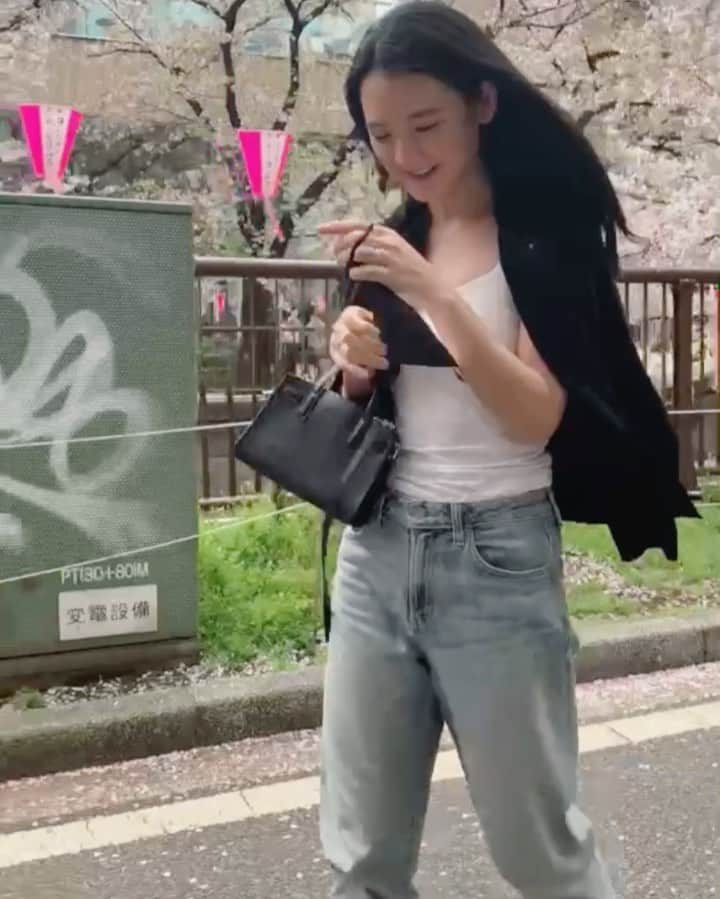 石坂友里のインスタグラム：「中目黒の桜見れました🥹🌸🌸 新しくいただいたコンバースのピンクと一緒に🌸🌸🌸　@converse_jp  黄色も迷ったけど、やっぱりピンクが好き🌸とーってもかわいいです🌸 @shirainorimasa 🙏🏻🩷 나카메구로 사쿠라 🌸이쁜 신발과 함께🌸 @converse_jp」