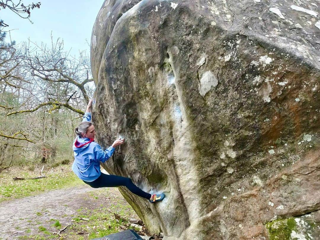 モニカ・レッツィーのインスタグラム：「Back to 7a 🤩  First 7a after my baby boy arrived. It took me a bit (or better a lot) longer than I expected, but slowly my body feels comfortable with climbing harder moves. I’m really happy to be back at bouldering ☺️  📷 by @dominik.ret   #wearemarmot #andplay #noplacetoofar #itsgreatoutthere #scarpa #bouldering #fontainebleau #larampe #buthiers   @scarpa_de  @marmot_mountain_europe」