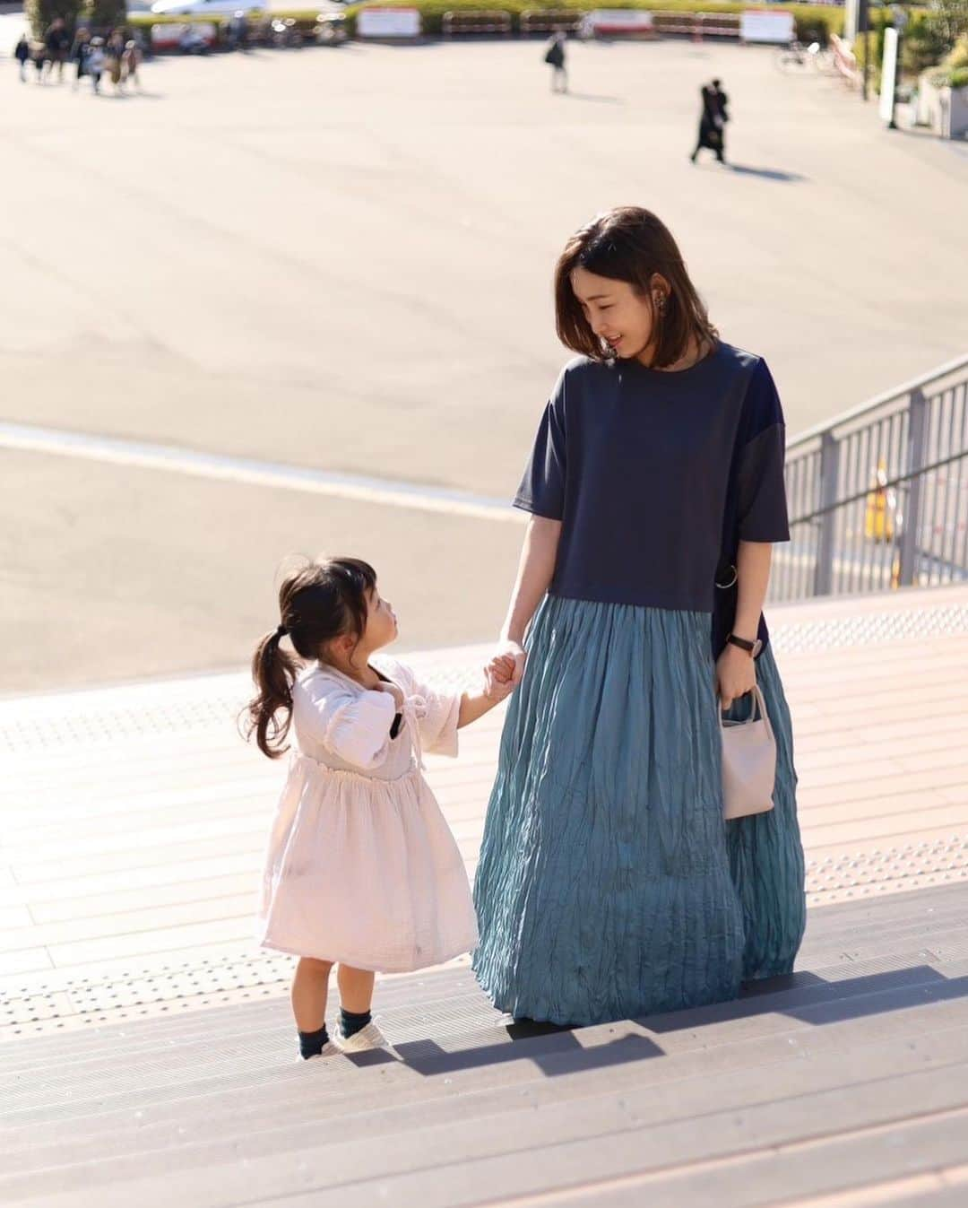 伊藤春香さんのインスタグラム写真 - (伊藤春香Instagram)「3月の #一ヶ月ふりかえり日記  引っ越して、新生活をスタートさせた3月。息子の預け先が決まらず4箇所の預け先をぐるぐる回ることになり、早めお迎えも多くてなかなか怒涛でしたが、なんとか一ヶ月が過ぎました🥹  【家族】：2泊3日で大阪に行き、祖母と父に、息子の顔を見せてきました。祖母は88歳、父は70歳。いつまでも元気でいてほしいです。（ちなみに母は今日、63歳になりました🎂）  【仕事】：迷いもありつつやるべきことをひたすらこなしました。最近友人とお茶して、私の活動のキーワードが浮かんだので、今後の活動に反映させていきたいな、と。  ブージュルードさんとのコラボ第三弾も無事に発売開始。 @boujeloud_official ✨  【美容】：なんかシミが増えた気がする🥲なる早でレーザーあてに行きたい…！  【子育て】：先月に引き続き、息子がどんどん面白いことを言うので、メモが追いつかなくなってきました。ちゃんと全部記録したいのに…！！✍️  【SNS】：母と同居を開始したおかげでインスタライブの回数がちょっと増えました。突然始まるアーカイブ無しライブに付き合ってくださる皆さん、いつもありがとうございます。  【自分】：スーパーセールとお買い物マラソンで春服をたくさん買ったら、一日の始まりが楽しくなりました。（単純…！）でも改めて、身の回りのものが気分を作ってくれることを実感。新しいお洋服たくさん着て気分上げてきます🌸  #一ヶ月ふりかえり日記 のタグはご自由にお使いください。  #はあちゅう2023 #週末野心手帳 #日記」3月31日 17時45分 - ha_chu