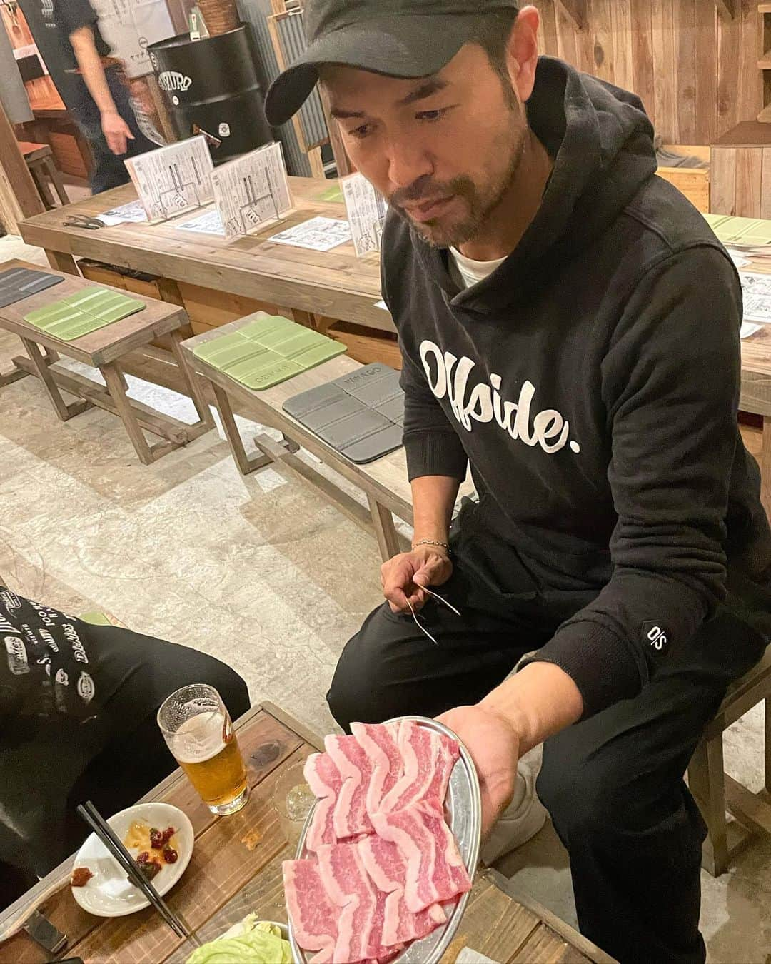 マーナのインスタグラム：「🥩  ずっと食べに行きたかったニッチローさん監修の『すずり焼肉SUZURO』さん  木村たいぞう社長さんが連れて行ってくださいました👏🏻withまねださん、ちなぴっぴ  すずり型の鉄板初体験！ 育っていく秘伝のタレ、お肉はもちろんお野菜も油揚げ…焼きちくわ…全部が美味しかった🤤  そして3月生まれのまねださんのお祝いもできHAPPY🥂  #まねださんがSUZUROメニューを食べる度に『こんな美味しいの初めて食べた』って何回も言ってた #思い出しても美味しい #また食べに行くしかない  #たいぞうさんご馳走さまでした #ニッチローさん出身の長野県飯田市発祥のすずり型の鉄板 #秘伝のタレで食べる #育っていくタレ #下北沢駅3分 #焼肉の街飯田市の魅力が満載 #ブランド豚や地酒を堪能できるすずり焼肉専門店 #プロ焼肉選手ニッチロー監督 #飯田市の日本酒に合うらしい #スズロー #SUZURO #下北沢グルメ」