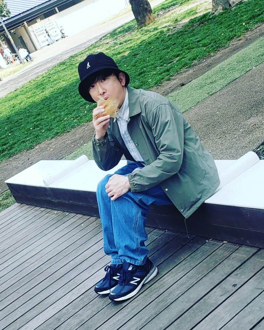 のインスタグラム：「花粉症のくせに調子に乗って公園でパンなんて食べるから今鼻水が華厳の滝くらい出てる。  #中野セントラルパーク  #華厳の滝 #花粉症 #ピクニック」