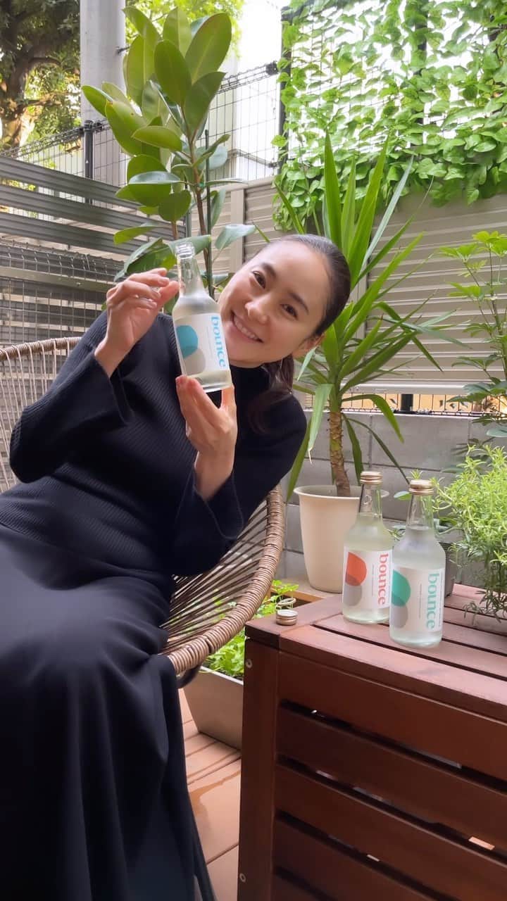 本多麻衣のインスタグラム：「ボタニカルスパークリングウォーターのbounce🌿 お酒の飲めない授乳期にもってこいの一本🤱😌 Makuakeからゲットできます😆応援してます〜✨ @bounce.sparkling さんのリンクから飛べます✈︎」