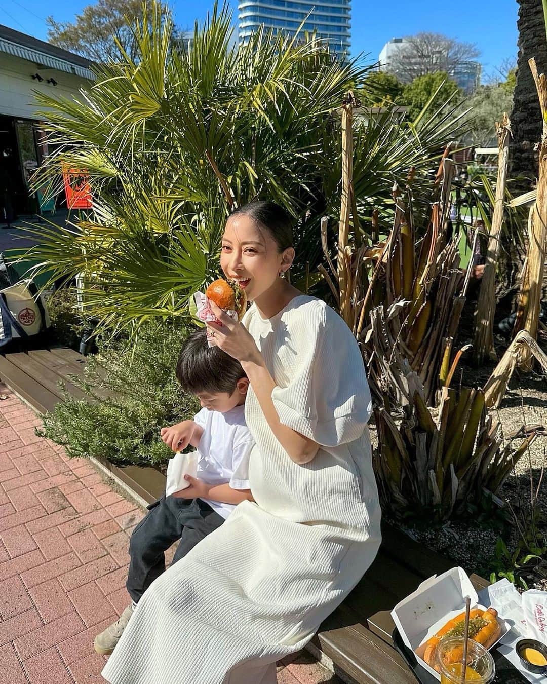 ソンイのインスタグラム：「気持ちいい季節になったからピクニック気分でお外ご飯が美味しいなぁ🍔🌿 平和で幸せな気持ち🕊️  マスクの着用も任意になったし、いろいろメイク品も新調したよ✨  長いマスク生活でお肌のくすみが気になっていたけど、 オンリーミネラルの美容液のようなうるおいエッセンスBBをクッションに閉じ込めたファンデがお気に入り🌸  約30秒ポンポンするだけでナチュラルなさらっとしたセミマット肌に簡単に仕上がるからマスクにつきにくいし、 テカテカしたファンデが苦手な方にもおすすめ👌🏻  肌悩みをしっかりカバーするのに厚塗りに見えないし、 くすみが気になっていた肌も明るくなってびっくり🥹💕  ノンシリコン処方で石けんで落とせるのにSPF50 / PA+++ とUV対策もしっかりできるのが嬉しいね🌼  #オンリーミネラル #onlyminerals #ファンデーション #ミネラルトーンアップクッションBB #クッションファンデ #PR @onlyminerals」