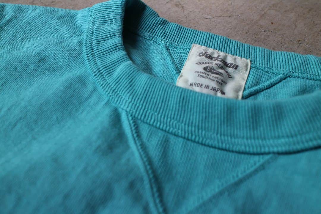Jackmanさんのインスタグラム写真 - (JackmanInstagram)「▽ SS23 DOTSUME RIB T-SHIRT JM5110 100%COTTON ￥13,200 Color:274 Turquoise Blue   アメリカ産20/2コットンを 吊り編み機を使用し 時間をかけて 極限まで度目を詰めながら 編み立てた ドツメ天竺素材の リブTシャツ  吊り編み機で ゆっくり編み立てることで 均等に度目が詰まり 着用と洗濯を繰り返しても 縮みやゆがみは発生しません  透けない 身体のラインがわかりにくい 汗染みが目立ちにくい といった見栄えの安心感に加え  リブの締まりによって ふくらみのある 半袖スウエットのような フォルムになり 肌への接着面が減り 夏場でも快適です  The Rib T-Shirt is made from Dotsume Tenjiku jersey, knitted carefully over time from American-grown 20/2 cotton on loopwheel knitting machines to achieve the tightest possible knit. This slow knitting process on loopwheel knitting machines ensures that stitches are even and tight, resulting in fabric that won’t shrink or lose its shape even with repeated wearing and washing. Not only will the wearer feel confident appearance-wise, since the material is opaque and reduces the visibility of body lines and sweat stains, its tight ribbing creates a fuller, short-sleeved sweatshirt-like shape that reduces sticking against the skin, making it comfortable to wear even in the summer.」3月31日 18時00分 - jackman_official