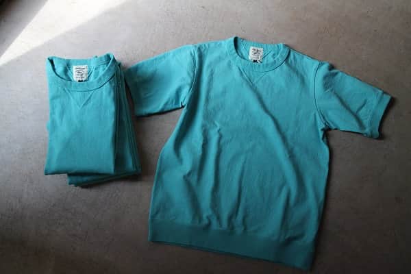 Jackmanさんのインスタグラム写真 - (JackmanInstagram)「▽ SS23 DOTSUME RIB T-SHIRT JM5110 100%COTTON ￥13,200 Color:274 Turquoise Blue   アメリカ産20/2コットンを 吊り編み機を使用し 時間をかけて 極限まで度目を詰めながら 編み立てた ドツメ天竺素材の リブTシャツ  吊り編み機で ゆっくり編み立てることで 均等に度目が詰まり 着用と洗濯を繰り返しても 縮みやゆがみは発生しません  透けない 身体のラインがわかりにくい 汗染みが目立ちにくい といった見栄えの安心感に加え  リブの締まりによって ふくらみのある 半袖スウエットのような フォルムになり 肌への接着面が減り 夏場でも快適です  The Rib T-Shirt is made from Dotsume Tenjiku jersey, knitted carefully over time from American-grown 20/2 cotton on loopwheel knitting machines to achieve the tightest possible knit. This slow knitting process on loopwheel knitting machines ensures that stitches are even and tight, resulting in fabric that won’t shrink or lose its shape even with repeated wearing and washing. Not only will the wearer feel confident appearance-wise, since the material is opaque and reduces the visibility of body lines and sweat stains, its tight ribbing creates a fuller, short-sleeved sweatshirt-like shape that reduces sticking against the skin, making it comfortable to wear even in the summer.」3月31日 18時00分 - jackman_official