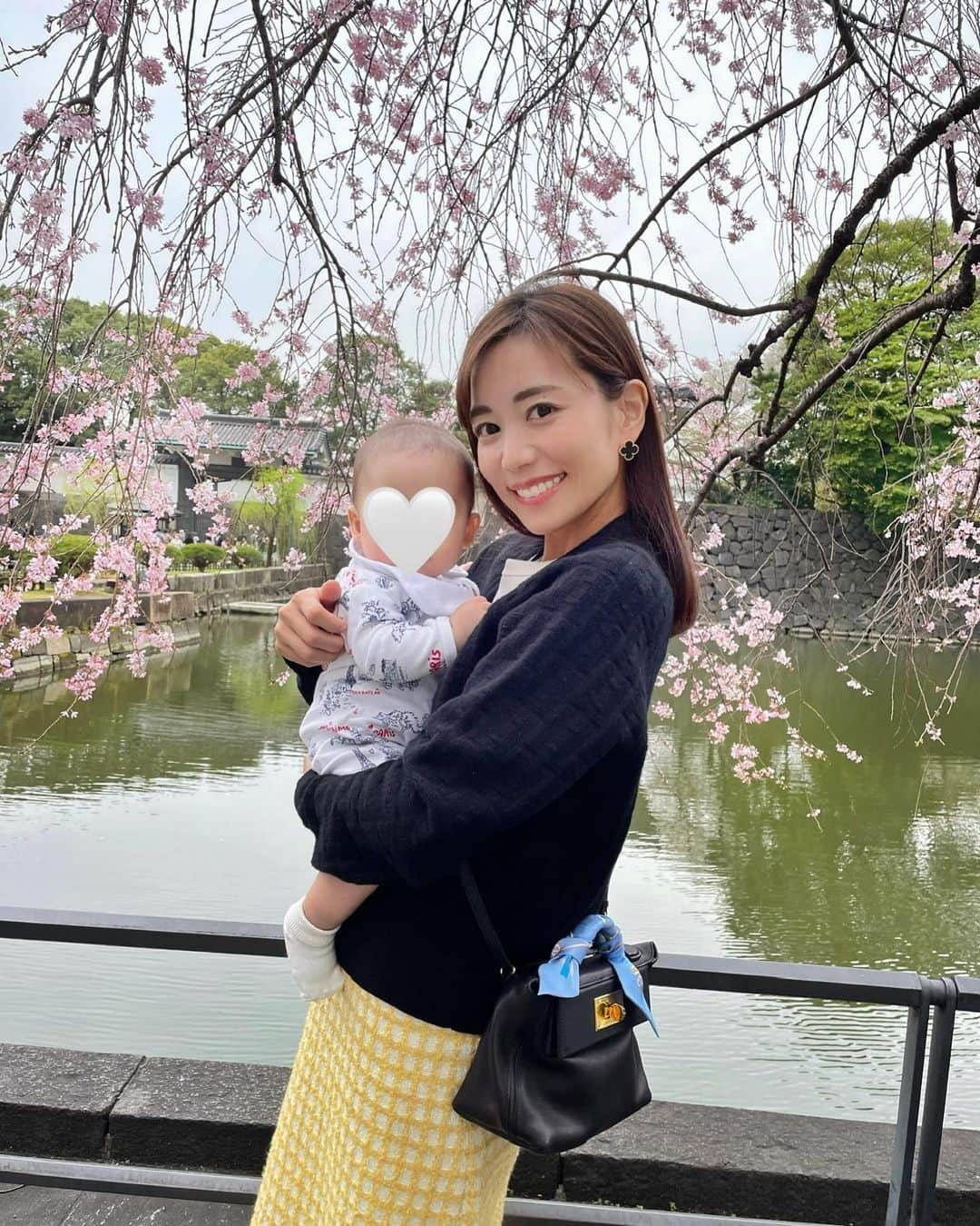 福山唯のインスタグラム：「明日から新年度ですね🌸🌸  今年は、大好きな桜を息子とたくさん見たくてお天気の良い時間を見つけてお散歩してました💓 離乳食はあっという間に2回食に✨✨パクパク食べてくれて嬉しい♡  観光に来てた方の写真を撮ってあげたら、私たちも撮っていただけて嬉しかった1枚🐈✨  明日からの新年度が皆様にとって楽しい日々でありますように🌸🌸頑張りましょう☺️✨  #cherryblossom #spring #myson ##coordinate #cardigan #桜　#桜スポット　#コーディネート　#皇居　#ママとぼーや　#生後7ヶ月　#令和4年ベビー」