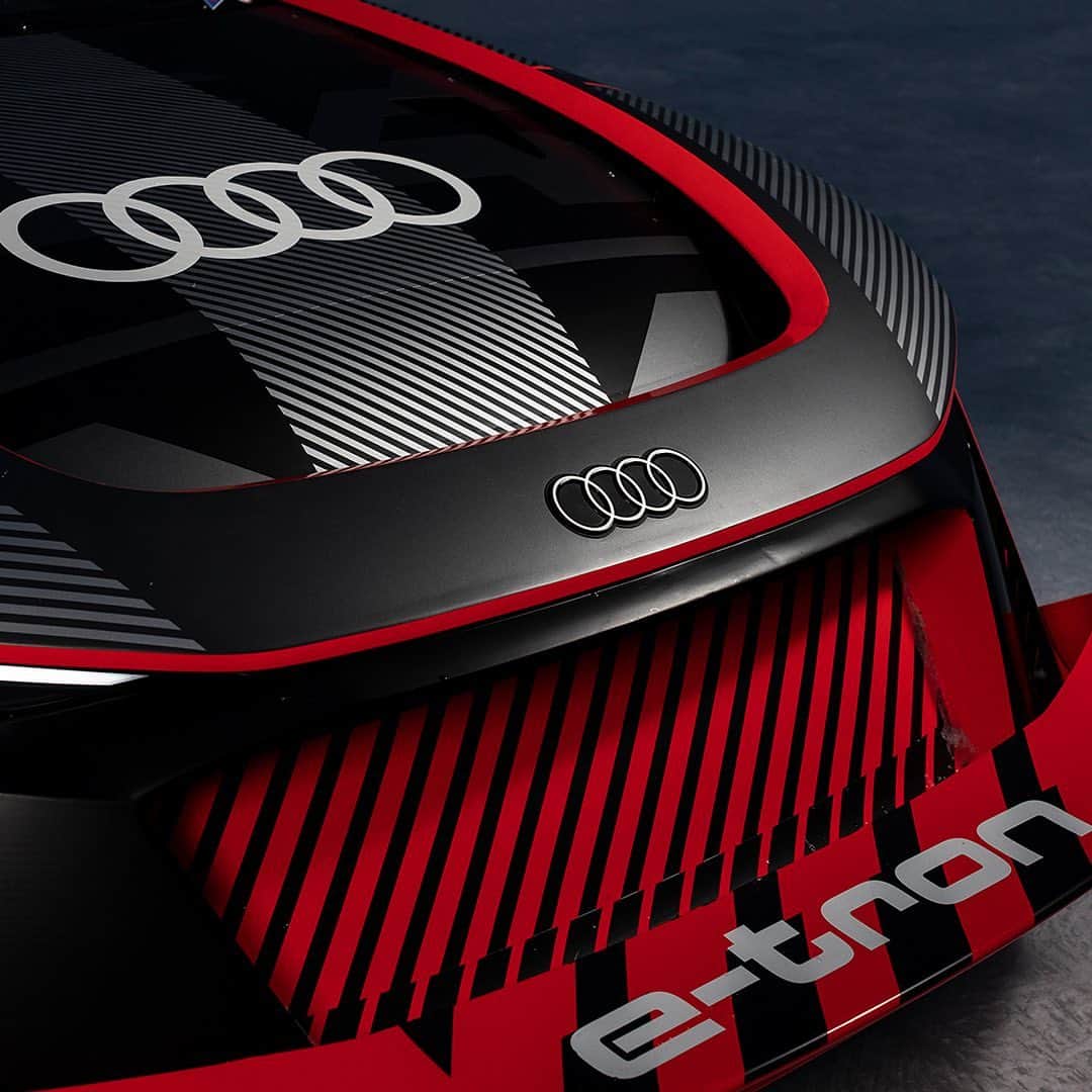 アウディ ジャパンさんのインスタグラム写真 - (アウディ ジャパンInstagram)「果たされた約束。  Audiファクトリードライバー マティアス・エクストローム(@mattiasekstromracing)が、晩年のケン・ブロックとの思い出を胸に、Audi S1 e-tron quattro Hoonitronに乗り込む。  #Audi #FutureIsAnAttitude #S1Hoonitron  *Audi S1 e-tron quattro Hoonitronはプロのドライバーによって専用のサーキットでのみ運転できる車両です。市販モデルではありません。」3月31日 18時00分 - audijapan
