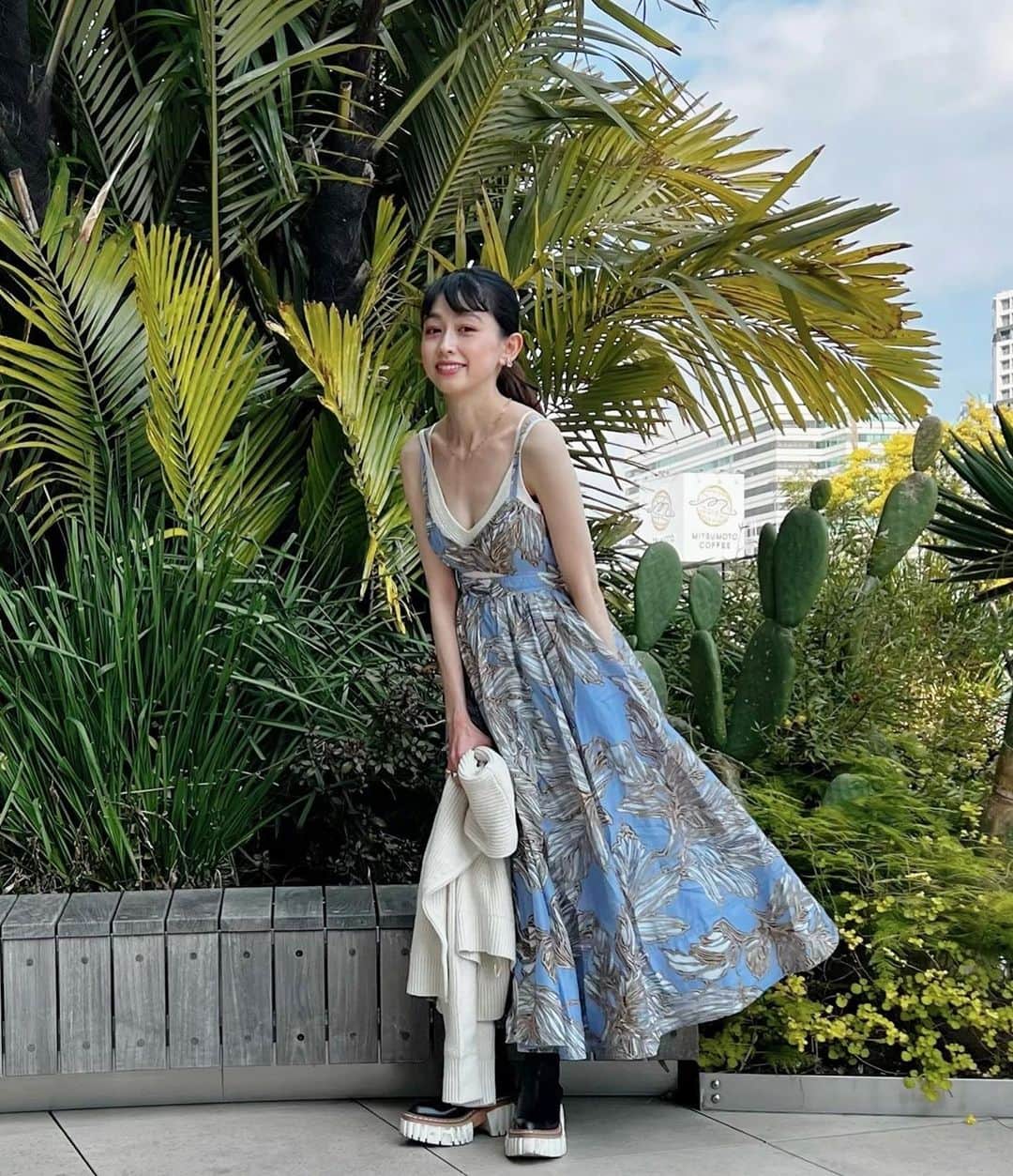 木野園子のインスタグラム：「暖かかったり寒かったりしていますが、春はもうすぐそこですね🌸  BANANA REPUBLIC @bananarepublic_jp の新作のワンピースを着てベビーと一緒に横浜までお出掛けしてきました✨ この日は暖かくてテラスが気持ち良かった🌈 親友に写真を撮ってもらったら、シンガポールに旅行してるみたいよ🇸🇬と言われたワンピース。 コットンシルクで着心地がとても良いです。 合わせたキャミソールとカーディガンもバナリパでお気に入りです🤍 ベビーと海外にも行きたいな✈️  @bananarepublic_jp   #br_ad #TheBRLook #バナナリパブリック #バナリパ #ワンピース」