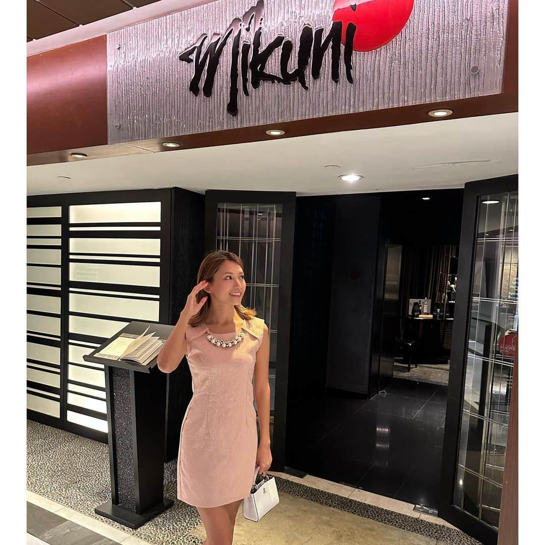 市原彩花さんのインスタグラム写真 - (市原彩花Instagram)「Japanese cuisine @mikuni.sg  Mikuni's a la carte menu has been renewed✨ You can eat delicious and beautiful food🇯🇵  フェアモントホテルにある日本料理Mikuni🥢 華やかで美しい日本食が頂けるお店☺️ 食材もとてもこだわっていてどれも美味しい🥹 特にアワビの鉄板焼きが柔らかくて唸った🥹 コースにアラカルト、鉄板焼きもあるよ😉  #mikunisg#fairmont#fairmontsingapore#sgfood#sgfoodies#singaporelife#singaporetravel#singaporetrip#japanesefood#japaneserestaurant#singapore#シンガポール#singapura#海外生活#海外旅行#海外移住#シンガポール生活#シンガポール在住#싱가포르 #あーちゃんシンガポール」3月31日 17時58分 - ayaka_ichihara