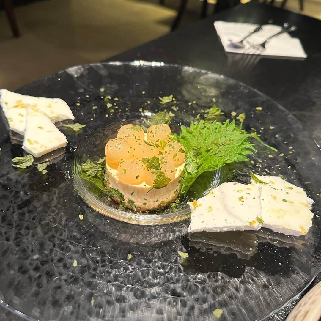 市原彩花さんのインスタグラム写真 - (市原彩花Instagram)「Japanese cuisine @mikuni.sg  Mikuni's a la carte menu has been renewed✨ You can eat delicious and beautiful food🇯🇵  フェアモントホテルにある日本料理Mikuni🥢 華やかで美しい日本食が頂けるお店☺️ 食材もとてもこだわっていてどれも美味しい🥹 特にアワビの鉄板焼きが柔らかくて唸った🥹 コースにアラカルト、鉄板焼きもあるよ😉  #mikunisg#fairmont#fairmontsingapore#sgfood#sgfoodies#singaporelife#singaporetravel#singaporetrip#japanesefood#japaneserestaurant#singapore#シンガポール#singapura#海外生活#海外旅行#海外移住#シンガポール生活#シンガポール在住#싱가포르 #あーちゃんシンガポール」3月31日 17時58分 - ayaka_ichihara