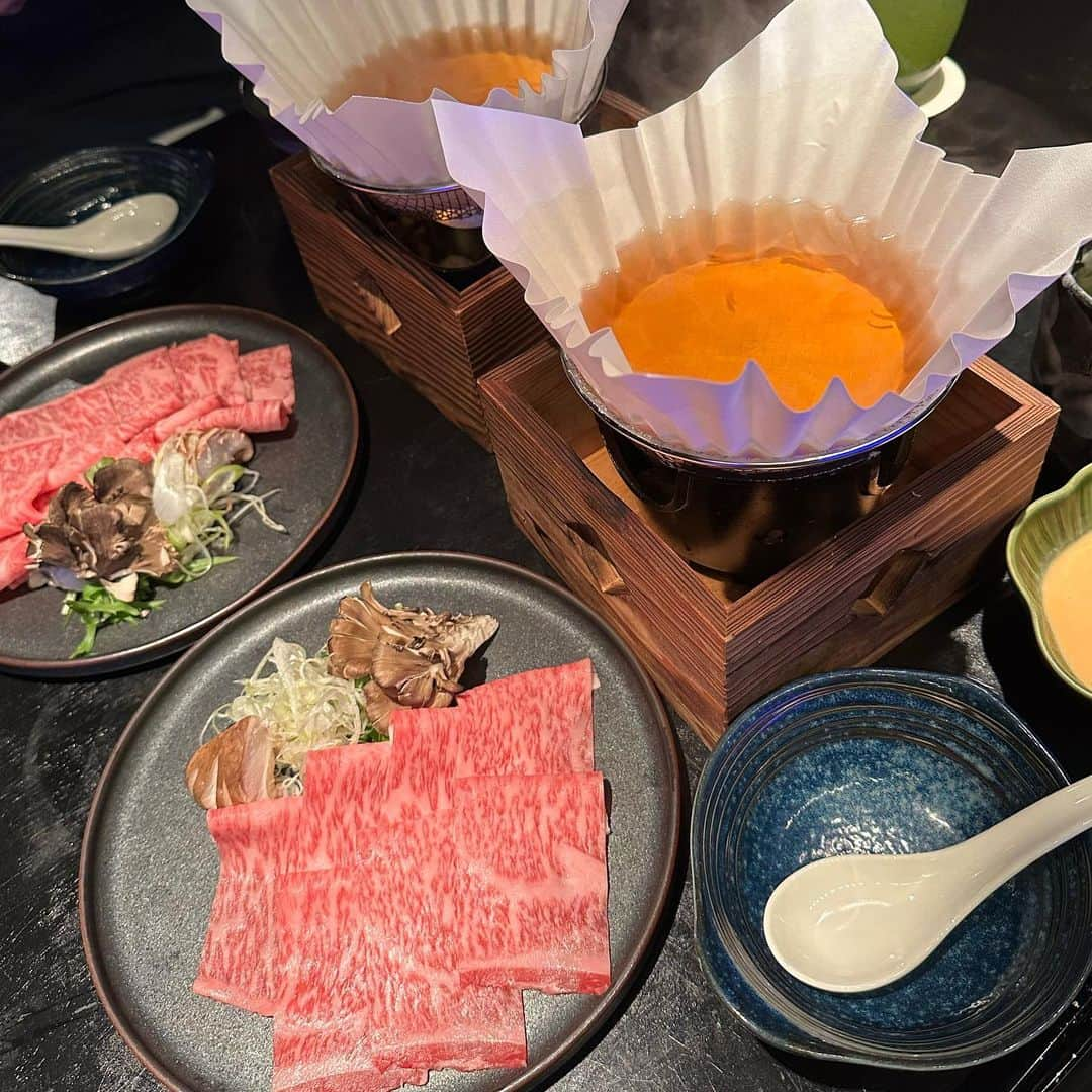 市原彩花さんのインスタグラム写真 - (市原彩花Instagram)「Japanese cuisine @mikuni.sg  Mikuni's a la carte menu has been renewed✨ You can eat delicious and beautiful food🇯🇵  フェアモントホテルにある日本料理Mikuni🥢 華やかで美しい日本食が頂けるお店☺️ 食材もとてもこだわっていてどれも美味しい🥹 特にアワビの鉄板焼きが柔らかくて唸った🥹 コースにアラカルト、鉄板焼きもあるよ😉  #mikunisg#fairmont#fairmontsingapore#sgfood#sgfoodies#singaporelife#singaporetravel#singaporetrip#japanesefood#japaneserestaurant#singapore#シンガポール#singapura#海外生活#海外旅行#海外移住#シンガポール生活#シンガポール在住#싱가포르 #あーちゃんシンガポール」3月31日 17時58分 - ayaka_ichihara