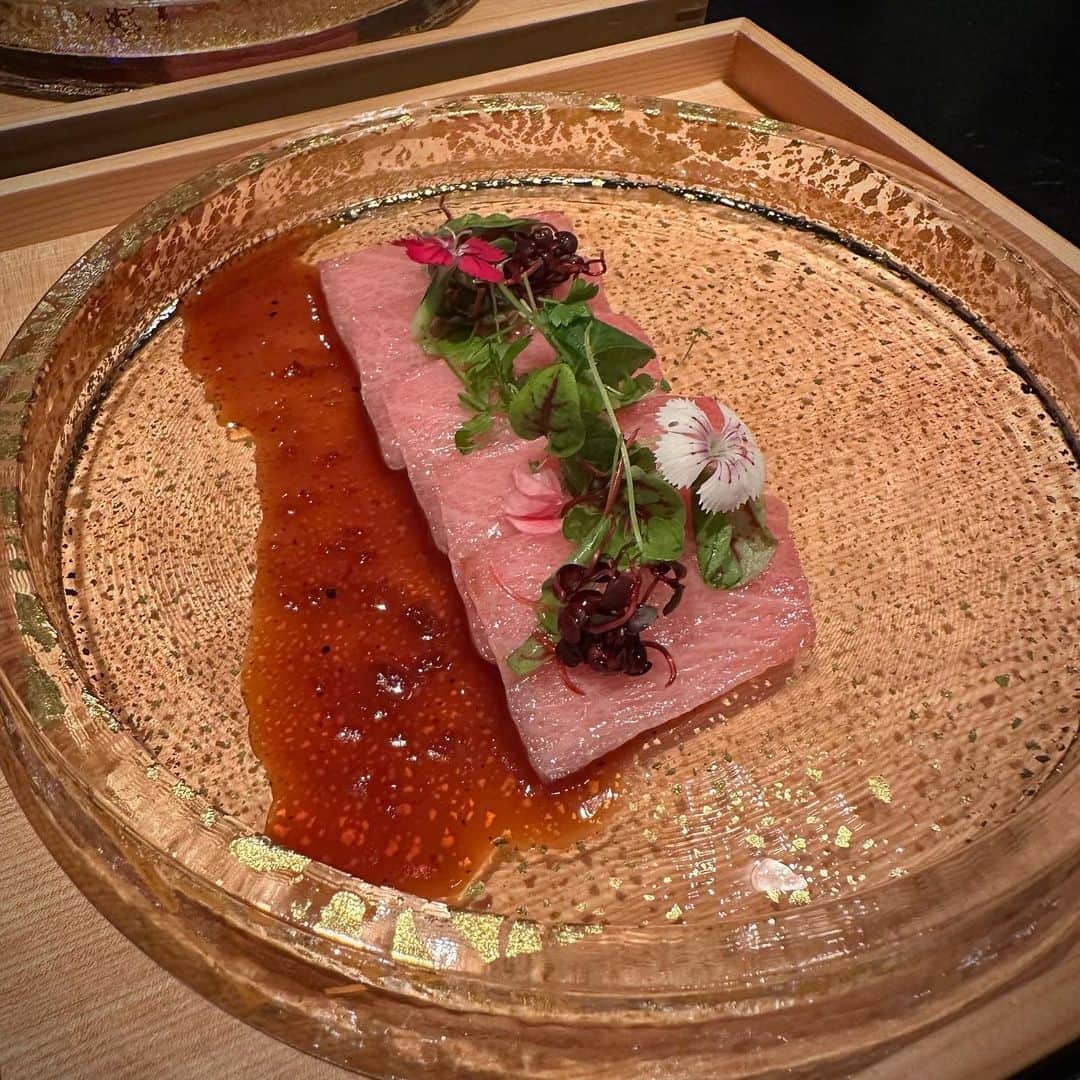 市原彩花さんのインスタグラム写真 - (市原彩花Instagram)「Japanese cuisine @mikuni.sg  Mikuni's a la carte menu has been renewed✨ You can eat delicious and beautiful food🇯🇵  フェアモントホテルにある日本料理Mikuni🥢 華やかで美しい日本食が頂けるお店☺️ 食材もとてもこだわっていてどれも美味しい🥹 特にアワビの鉄板焼きが柔らかくて唸った🥹 コースにアラカルト、鉄板焼きもあるよ😉  #mikunisg#fairmont#fairmontsingapore#sgfood#sgfoodies#singaporelife#singaporetravel#singaporetrip#japanesefood#japaneserestaurant#singapore#シンガポール#singapura#海外生活#海外旅行#海外移住#シンガポール生活#シンガポール在住#싱가포르 #あーちゃんシンガポール」3月31日 17時58分 - ayaka_ichihara