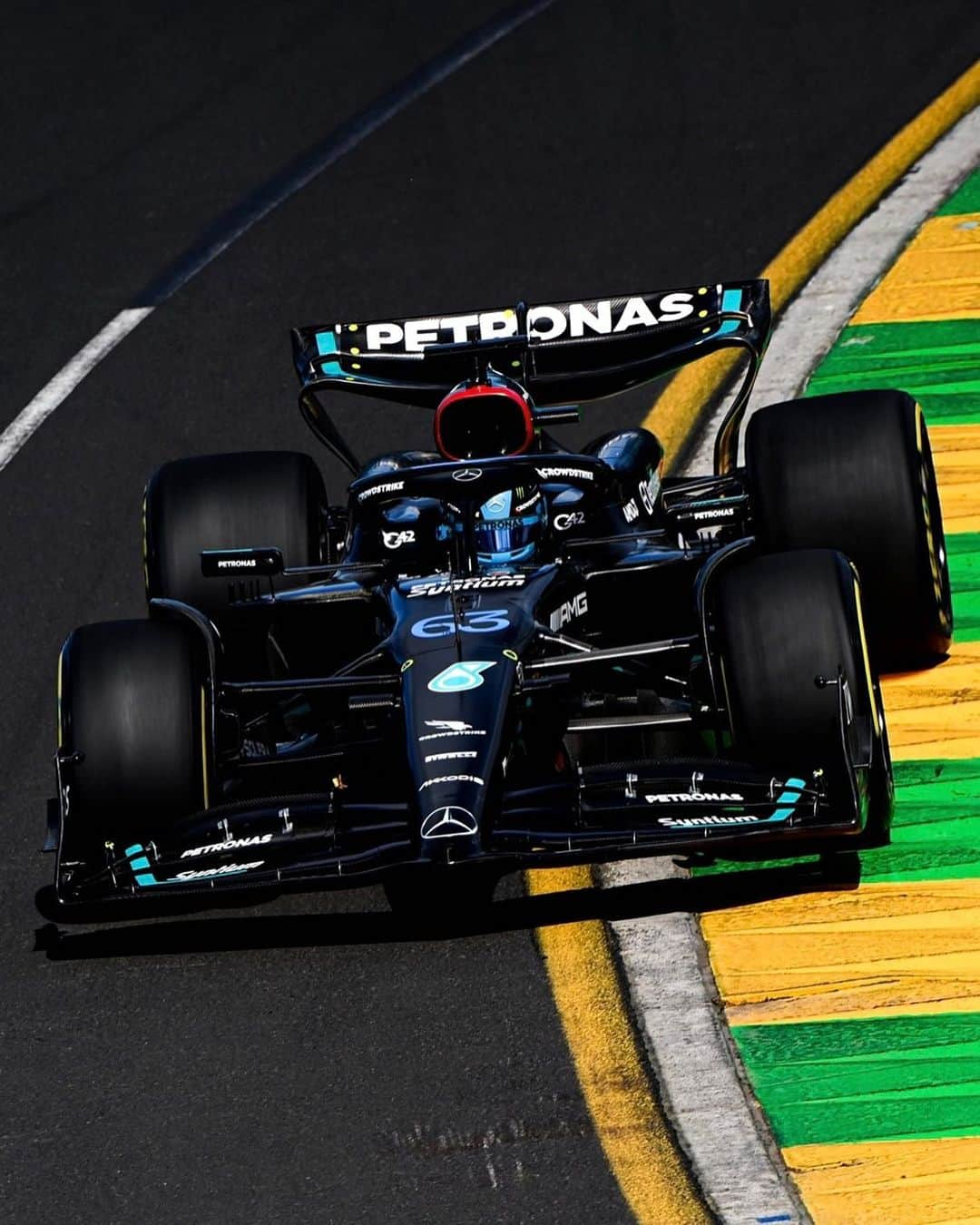 ジョージ・ラッセルさんのインスタグラム写真 - (ジョージ・ラッセルInstagram)「Feels great to be back driving in Melbourne. Mixed conditions out there today, let’s see what tomorrow brings. 👊」3月31日 18時08分 - georgerussell63