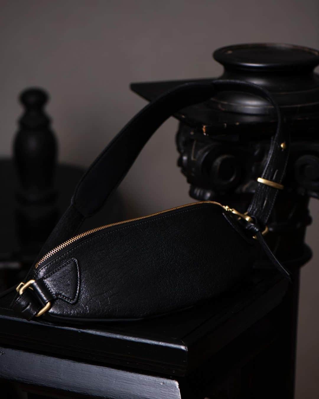 TOFF&LOADSTONE_officialのインスタグラム：「【Restock】Crossbody bag fjord goat  人気のクロスボディバッグが再入荷。  従来のクロスボディバッグよりもマチ幅を狭くし、 より身体にフィットしながらも、 収納力は落とさないよう綿密にデザイン。  やぎ革の重厚な質感を カジュアルなデザインに落とし込むことで、　  デイリーに使えるアイテムながら 大人の洒落感を纏わせる極上の逸品に仕上げました。  #toffandloadstone #トフアンドロードストーン #bag#leatherbag#crossbodybag #バッグ#レザーバッグ#クロスボディバッグ  #mensfashion#mens#mensbag」