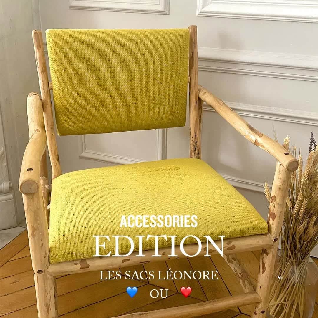 イネスドゥラフレサンジュのインスタグラム：「💙 ❤️ BLEU COBALT ET ROUGE PASSION Redécouvrez les sacs Léonore bleu Cobalt et rouge passion, pour un look haut en couleurs et en élégance ! ✨ Dites-nous quelle est votre couleur préférée en commentaire ! - 💙 ❤️ COBALT BLUE AND RED PASSION Rediscover the Léonore bags in Cobalt Blue and red passion for a beautiful and elegant look! ✨  #inesdelafressange #inesdelafressangeparis #girlsinines #paris #parisianchic #parisianstyle #girlsinines」