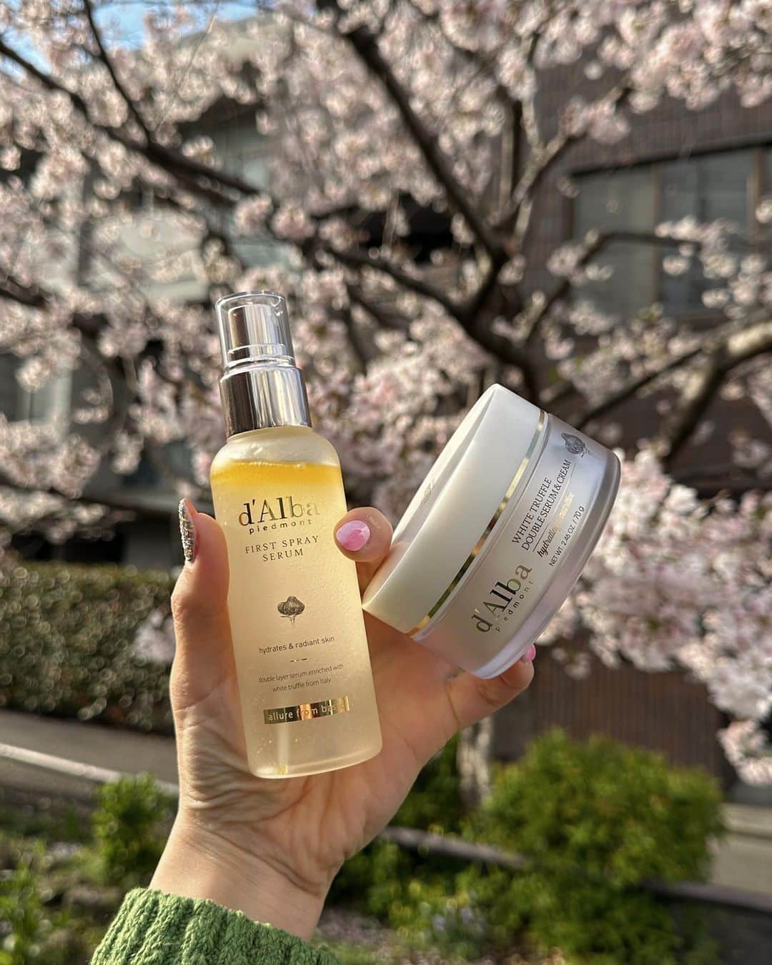 植野有砂さんのインスタグラム写真 - (植野有砂Instagram)「My favorite Korean vegan brand 🥰 前にも紹介したり、YouTubeでも2022買ってよかったに選んだくらい大好きな @dalba_japan のホワイトトリュフファーストスプレーセラム💕 🌿持ち運びできて簡単に保湿ケアできる 🌿ヴィーガンアイテム なのがお気に入りポイント🫶🏻 そして、新しく使ってみたのが ホワイトトリュフダブルセラム&クリーム！ 韓国にいる時ももう何回見たか！ってくらいおすすめされてた😂✨🌿 これすごいのがクリームとジェルを自分好みに調整できて、 🌿肌のコンディションに合わせてカスタマイズして使える 🌿肌のゾーンや悩みに合わせて使い分けることができる のです！ 早速使ってみていて朝と夜で調合変えたりして楽しんでます💕 みんなのお気に入りダルバアイテムも教えて😚 #ダルバ#ヴィーガン#ミスト#クリーム #pr」3月31日 18時03分 - alisaueno