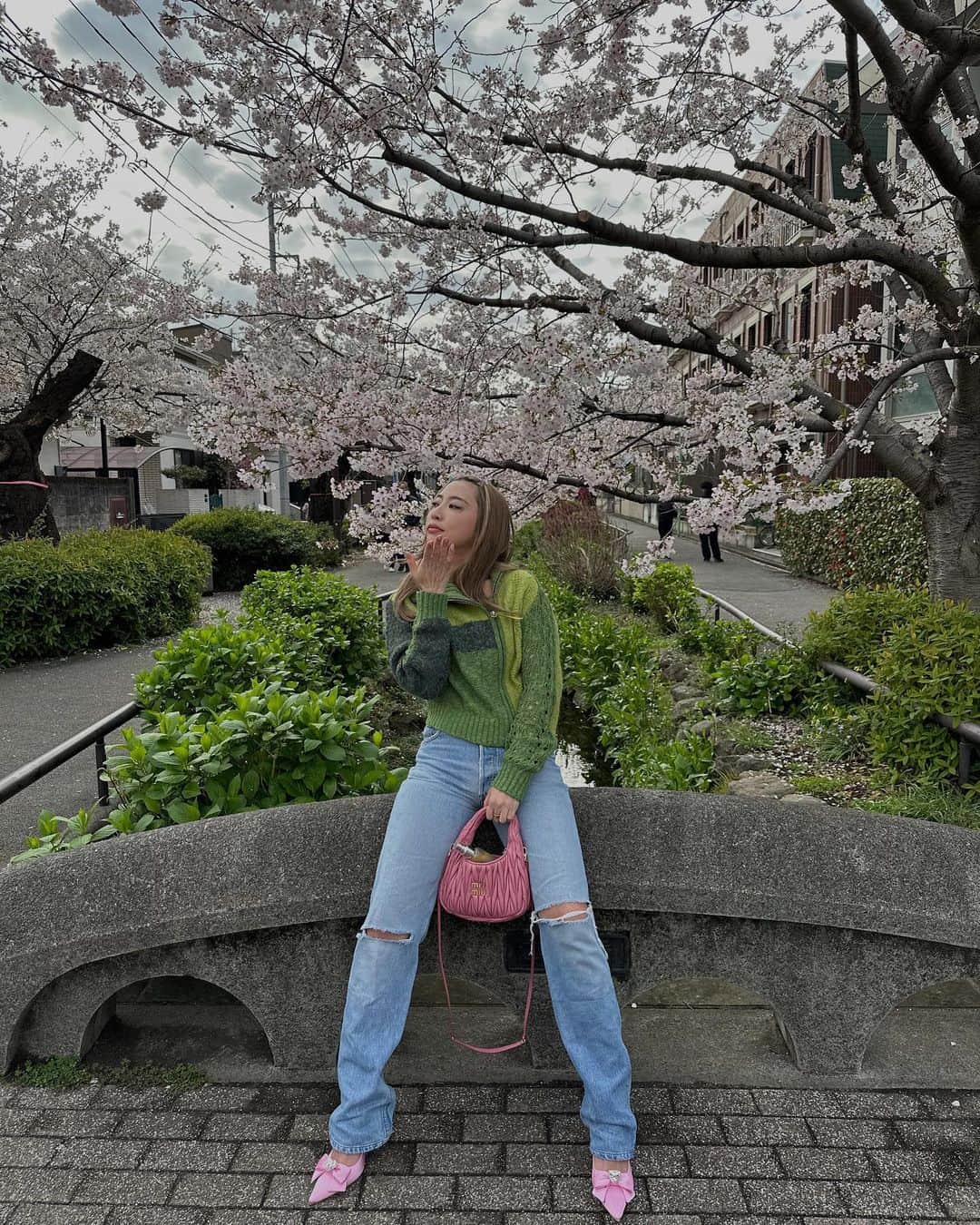 植野有砂さんのインスタグラム写真 - (植野有砂Instagram)「My favorite Korean vegan brand 🥰 前にも紹介したり、YouTubeでも2022買ってよかったに選んだくらい大好きな @dalba_japan のホワイトトリュフファーストスプレーセラム💕 🌿持ち運びできて簡単に保湿ケアできる 🌿ヴィーガンアイテム なのがお気に入りポイント🫶🏻 そして、新しく使ってみたのが ホワイトトリュフダブルセラム&クリーム！ 韓国にいる時ももう何回見たか！ってくらいおすすめされてた😂✨🌿 これすごいのがクリームとジェルを自分好みに調整できて、 🌿肌のコンディションに合わせてカスタマイズして使える 🌿肌のゾーンや悩みに合わせて使い分けることができる のです！ 早速使ってみていて朝と夜で調合変えたりして楽しんでます💕 みんなのお気に入りダルバアイテムも教えて😚 #ダルバ#ヴィーガン#ミスト#クリーム #pr」3月31日 18時03分 - alisaueno