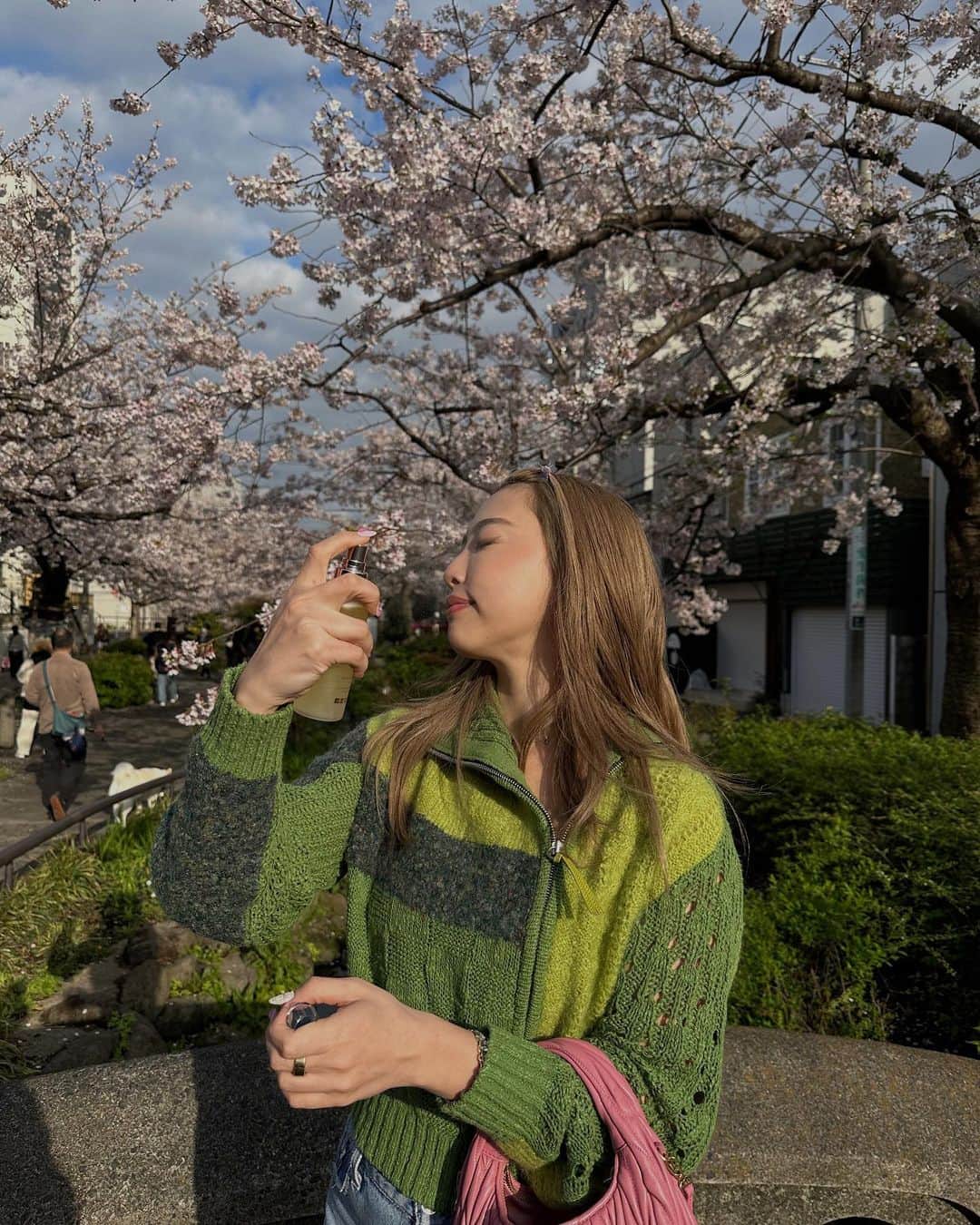 植野有砂さんのインスタグラム写真 - (植野有砂Instagram)「My favorite Korean vegan brand 🥰 前にも紹介したり、YouTubeでも2022買ってよかったに選んだくらい大好きな @dalba_japan のホワイトトリュフファーストスプレーセラム💕 🌿持ち運びできて簡単に保湿ケアできる 🌿ヴィーガンアイテム なのがお気に入りポイント🫶🏻 そして、新しく使ってみたのが ホワイトトリュフダブルセラム&クリーム！ 韓国にいる時ももう何回見たか！ってくらいおすすめされてた😂✨🌿 これすごいのがクリームとジェルを自分好みに調整できて、 🌿肌のコンディションに合わせてカスタマイズして使える 🌿肌のゾーンや悩みに合わせて使い分けることができる のです！ 早速使ってみていて朝と夜で調合変えたりして楽しんでます💕 みんなのお気に入りダルバアイテムも教えて😚 #ダルバ#ヴィーガン#ミスト#クリーム #pr」3月31日 18時03分 - alisaueno