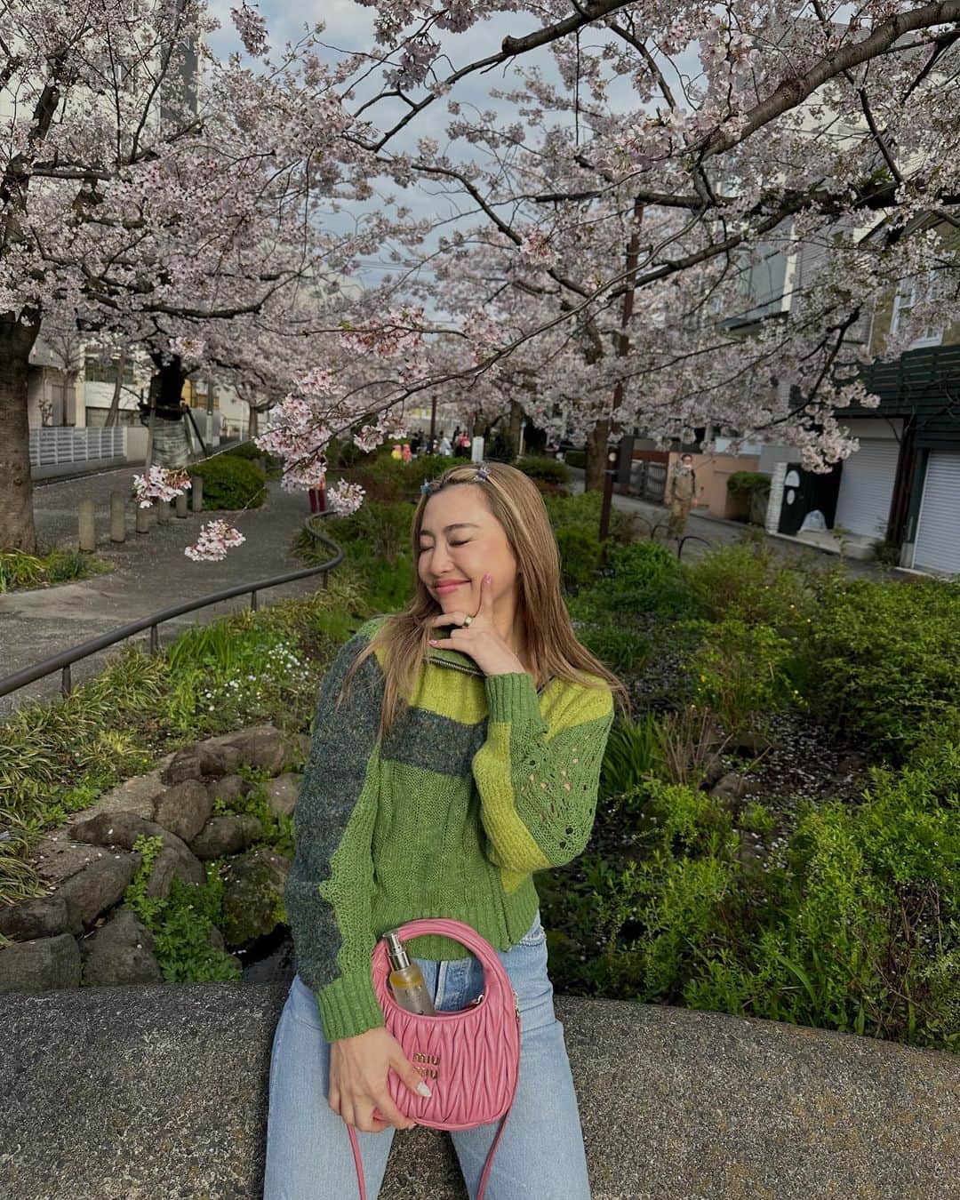 植野有砂さんのインスタグラム写真 - (植野有砂Instagram)「My favorite Korean vegan brand 🥰 前にも紹介したり、YouTubeでも2022買ってよかったに選んだくらい大好きな @dalba_japan のホワイトトリュフファーストスプレーセラム💕 🌿持ち運びできて簡単に保湿ケアできる 🌿ヴィーガンアイテム なのがお気に入りポイント🫶🏻 そして、新しく使ってみたのが ホワイトトリュフダブルセラム&クリーム！ 韓国にいる時ももう何回見たか！ってくらいおすすめされてた😂✨🌿 これすごいのがクリームとジェルを自分好みに調整できて、 🌿肌のコンディションに合わせてカスタマイズして使える 🌿肌のゾーンや悩みに合わせて使い分けることができる のです！ 早速使ってみていて朝と夜で調合変えたりして楽しんでます💕 みんなのお気に入りダルバアイテムも教えて😚 #ダルバ#ヴィーガン#ミスト#クリーム #pr」3月31日 18時03分 - alisaueno