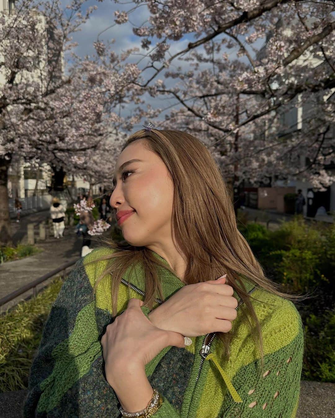 植野有砂さんのインスタグラム写真 - (植野有砂Instagram)「My favorite Korean vegan brand 🥰 前にも紹介したり、YouTubeでも2022買ってよかったに選んだくらい大好きな @dalba_japan のホワイトトリュフファーストスプレーセラム💕 🌿持ち運びできて簡単に保湿ケアできる 🌿ヴィーガンアイテム なのがお気に入りポイント🫶🏻 そして、新しく使ってみたのが ホワイトトリュフダブルセラム&クリーム！ 韓国にいる時ももう何回見たか！ってくらいおすすめされてた😂✨🌿 これすごいのがクリームとジェルを自分好みに調整できて、 🌿肌のコンディションに合わせてカスタマイズして使える 🌿肌のゾーンや悩みに合わせて使い分けることができる のです！ 早速使ってみていて朝と夜で調合変えたりして楽しんでます💕 みんなのお気に入りダルバアイテムも教えて😚 #ダルバ#ヴィーガン#ミスト#クリーム #pr」3月31日 18時03分 - alisaueno